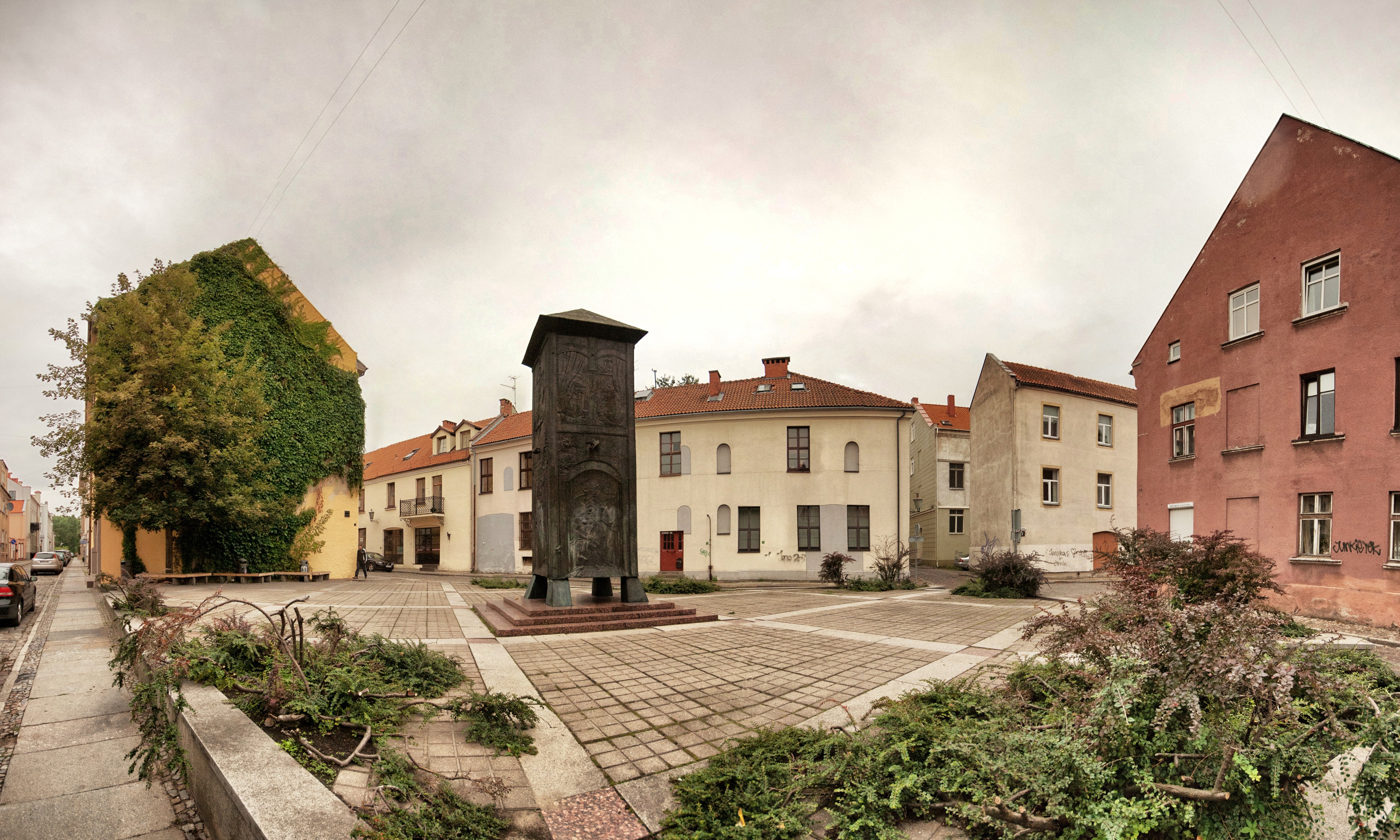 Old Klaipeda, Lithuania Square with Monument and Buildings HD Wallpaper