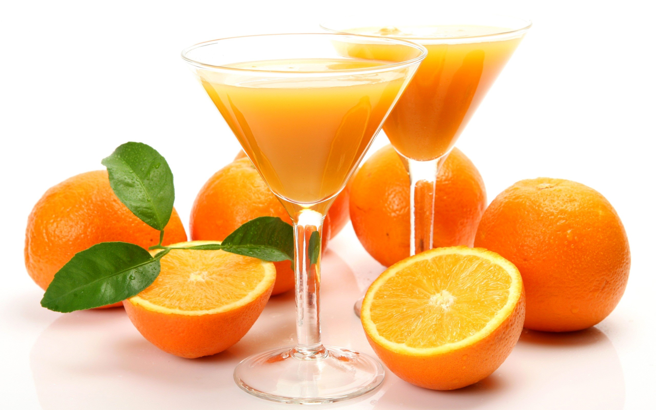 Orange juice in martini glasses with oranges HD Wallpaper