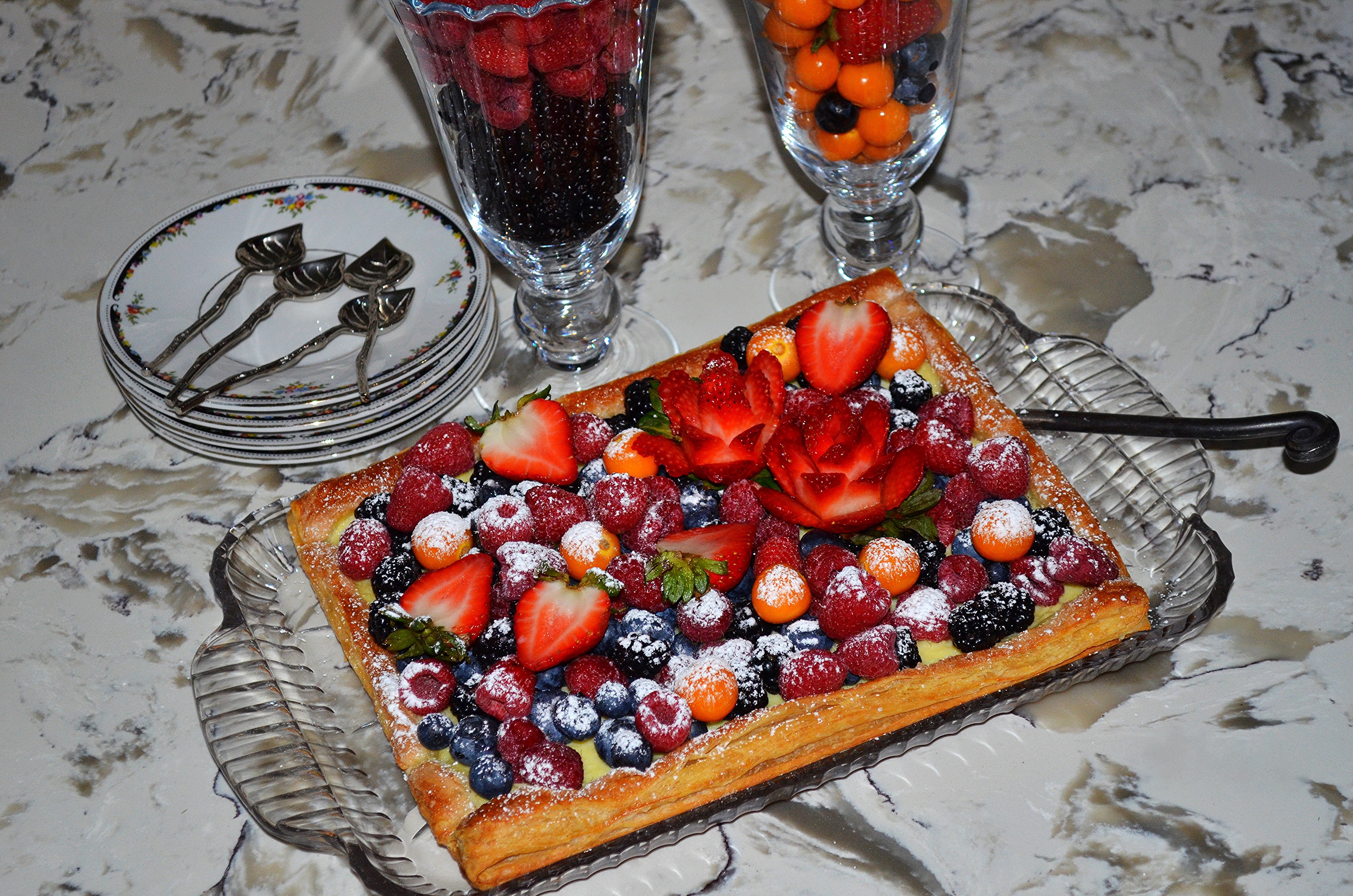 Berry tart with strawberries and blueberries HD Wallpaper