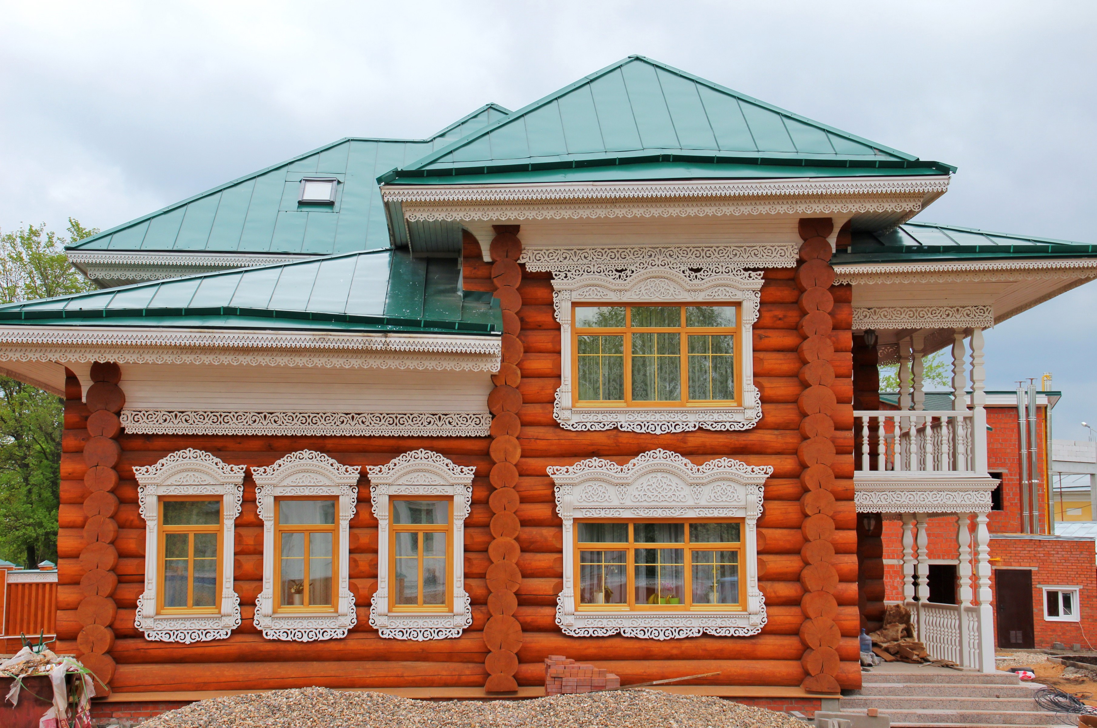 Log house with ornate wooden trim in Vologda, Russia HD Wallpaper