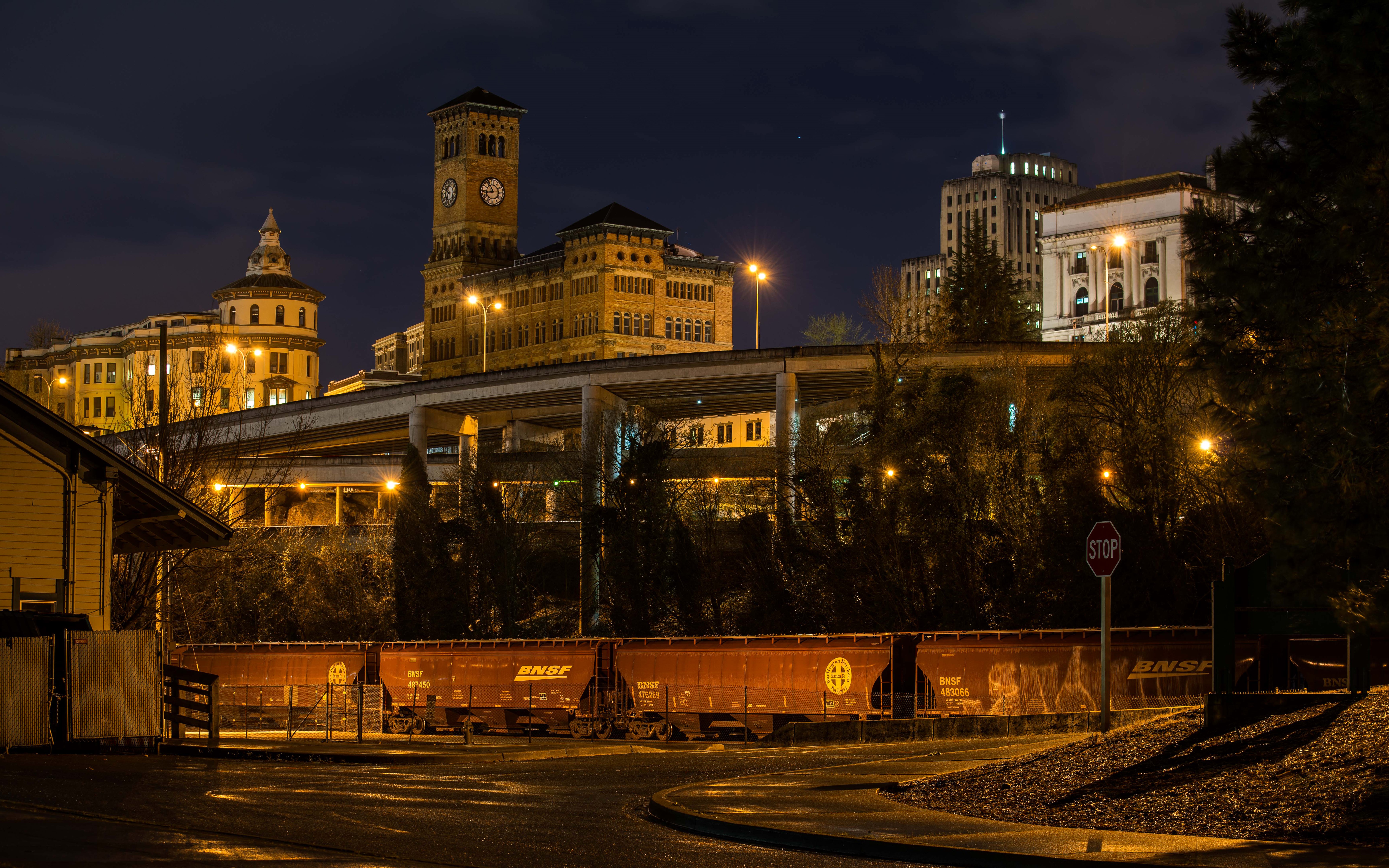Train cars in Tacoma, Washington at night HD Wallpaper