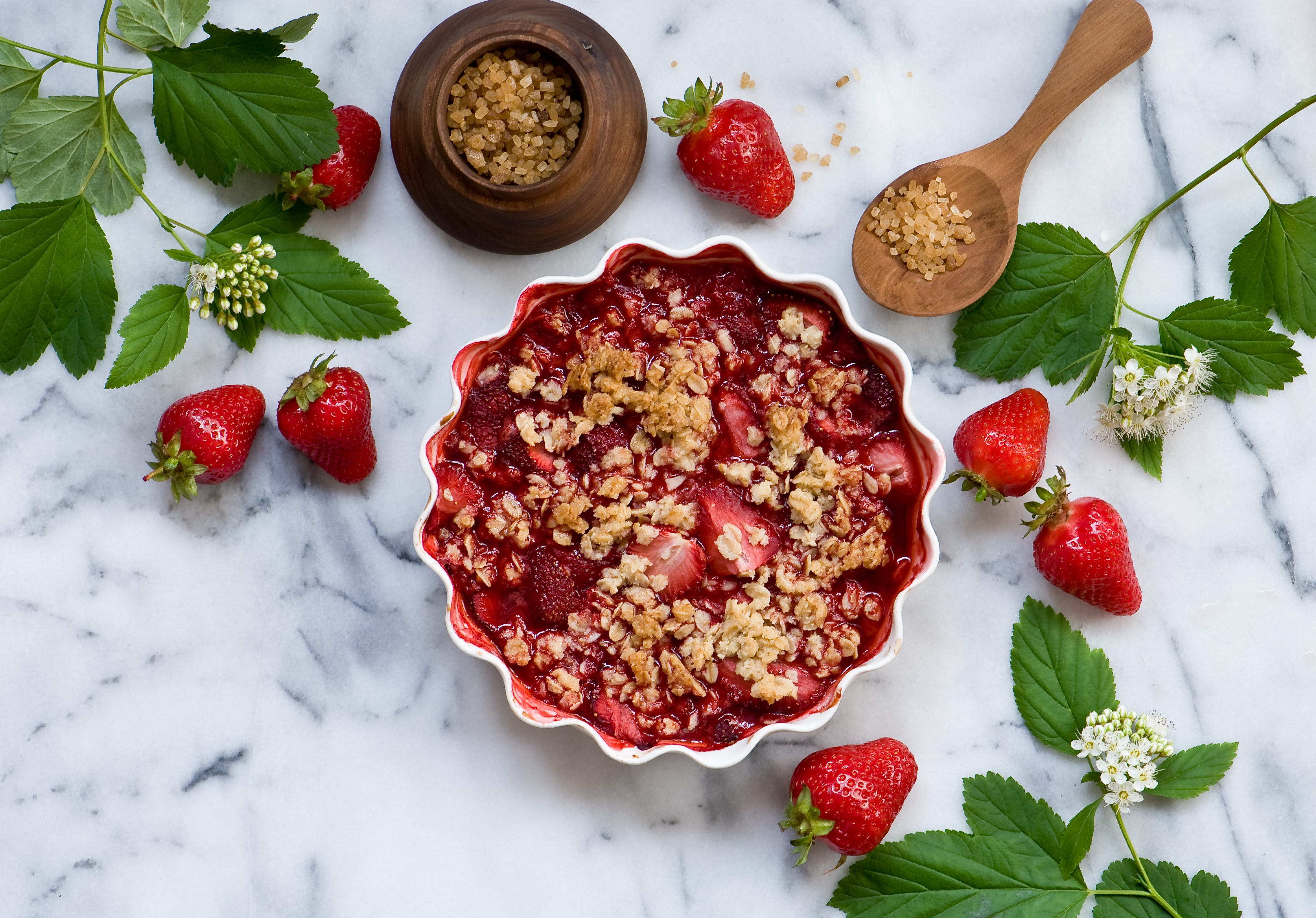 Strawberry crumble with brown sugar HD Wallpaper