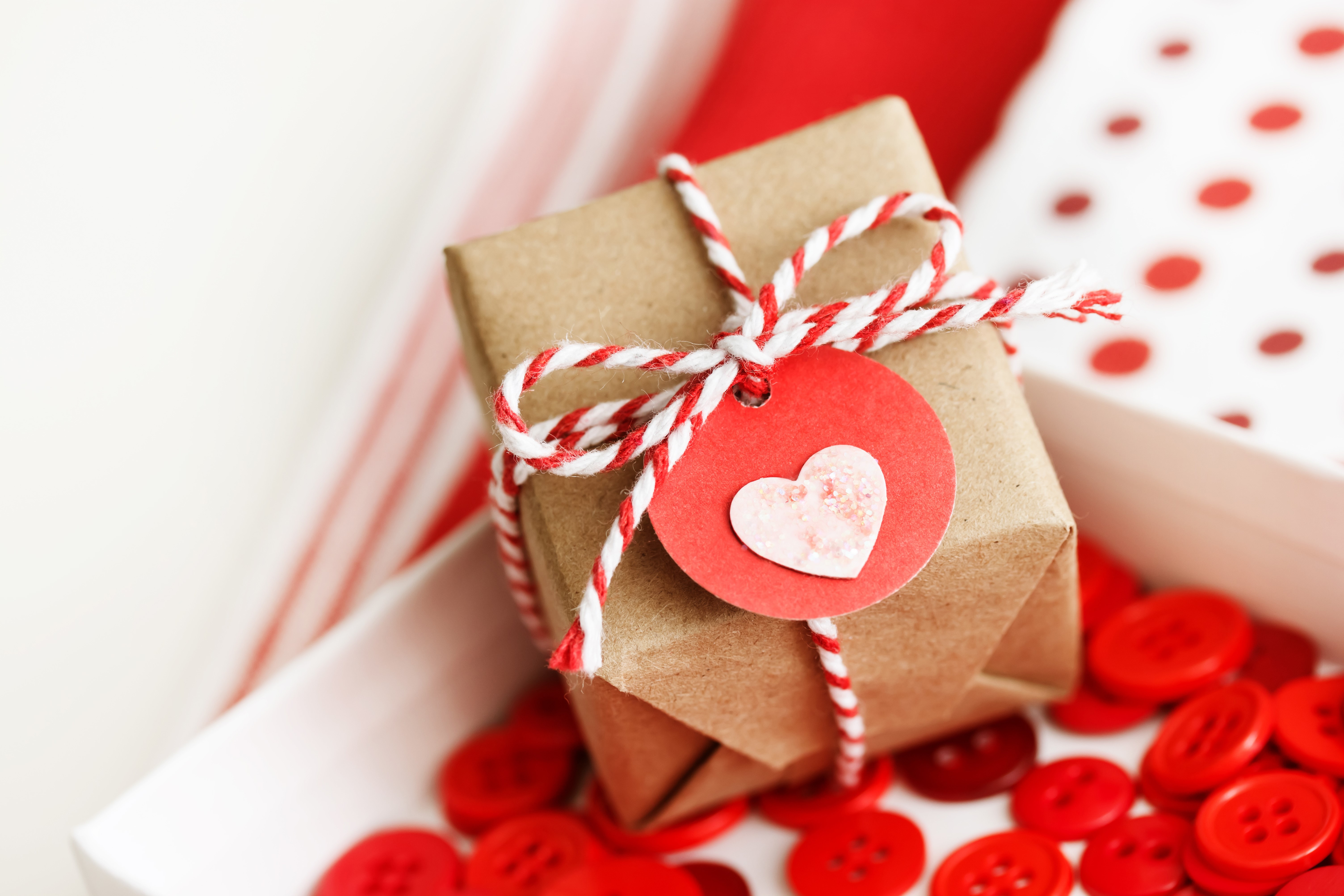 Gift box with heart tag and red buttons HD Wallpaper