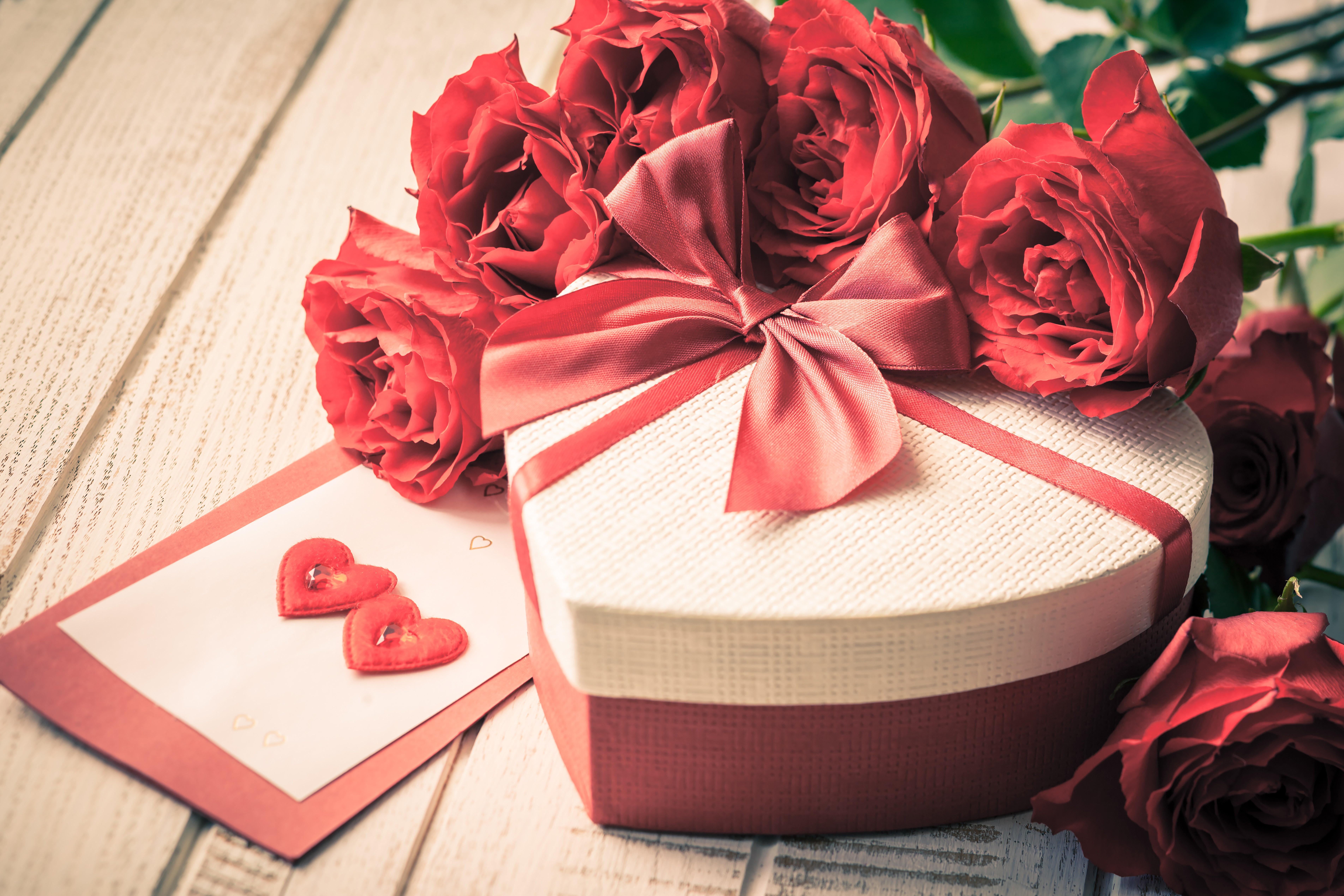 Valentine's Day Heart Gift Box with Red Roses and Card HD Wallpaper