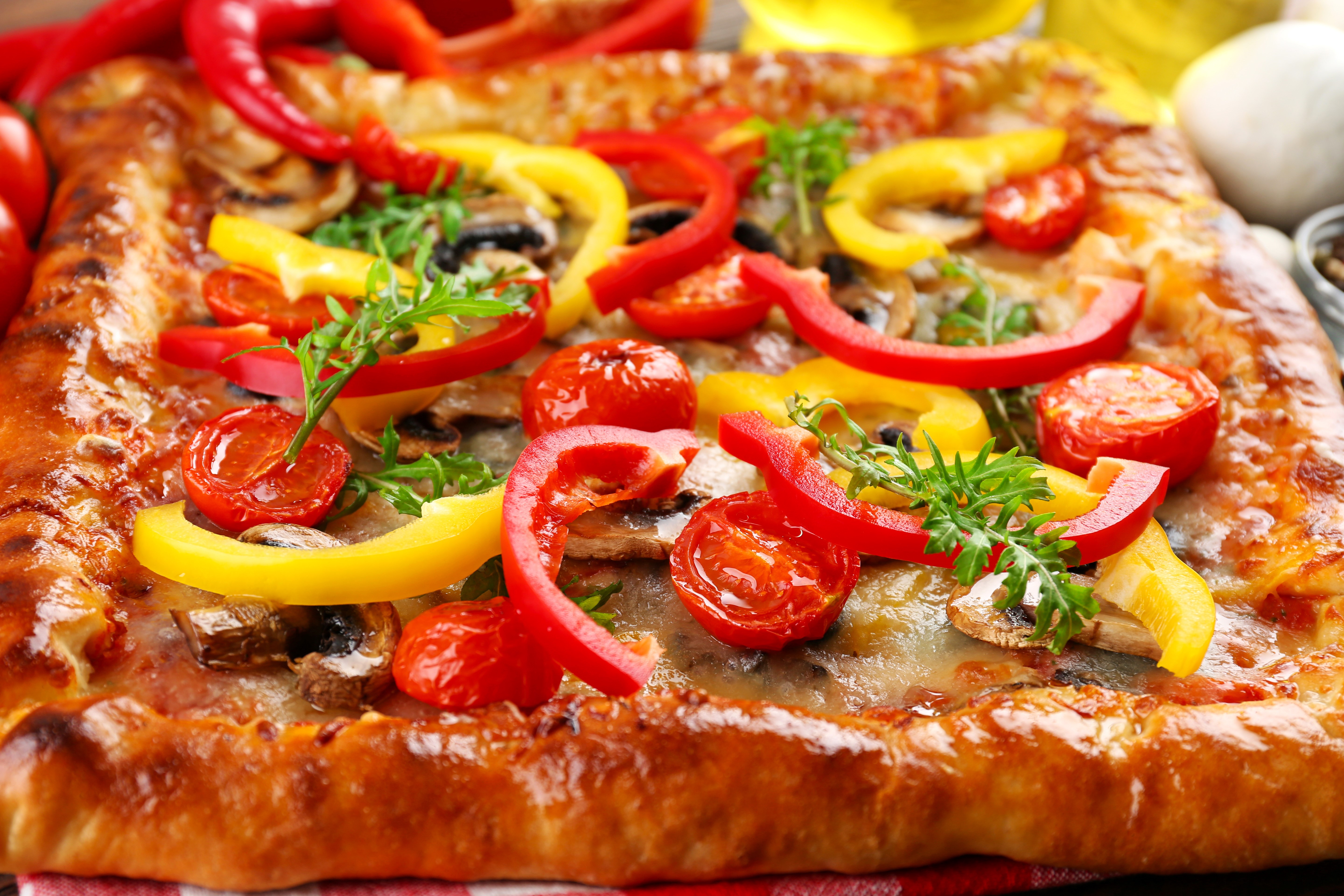 Rectangular pizza with bell peppers and tomatoes HD Wallpaper