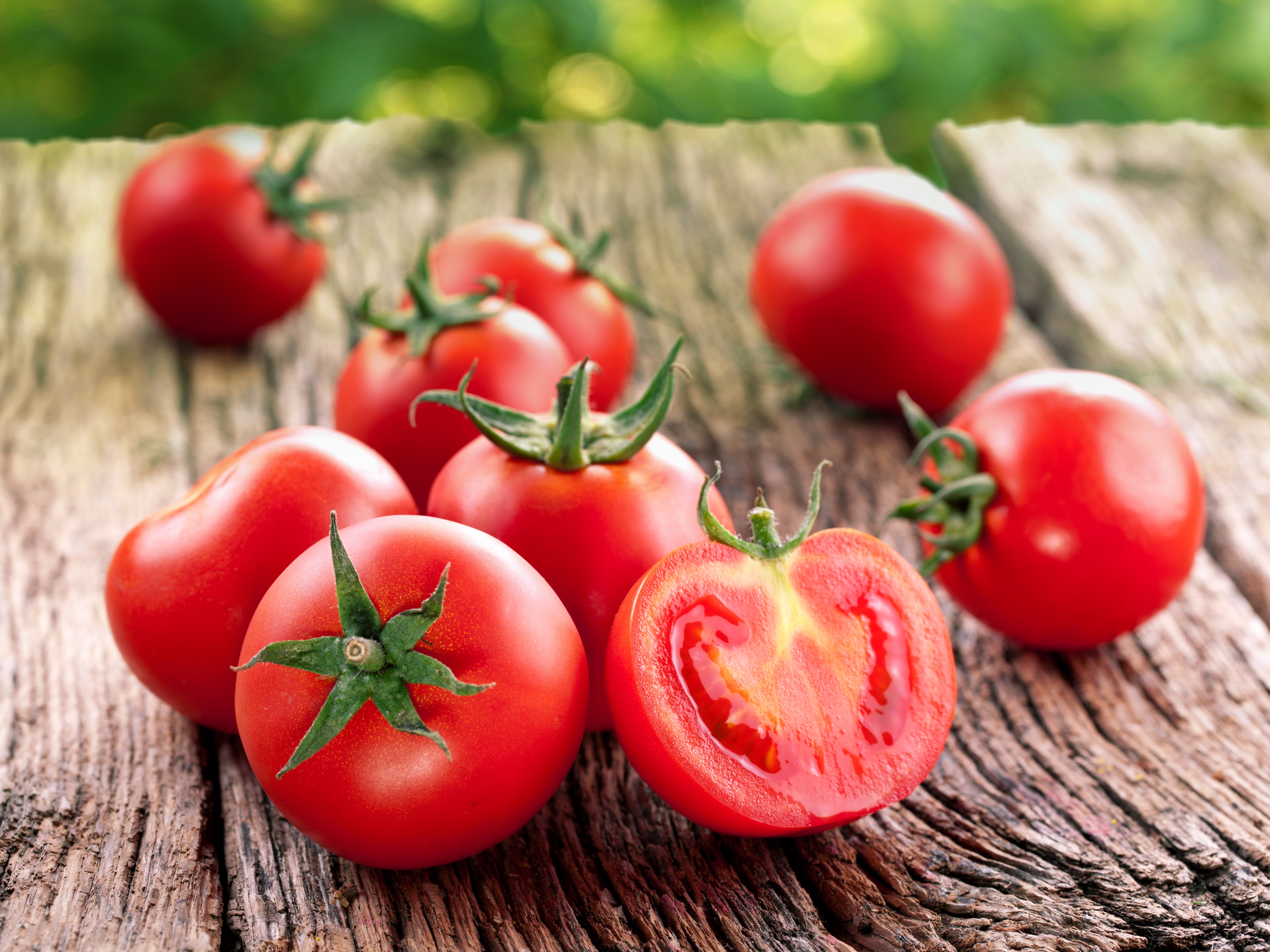 Tomatoes on a wooden surface HD Wallpaper