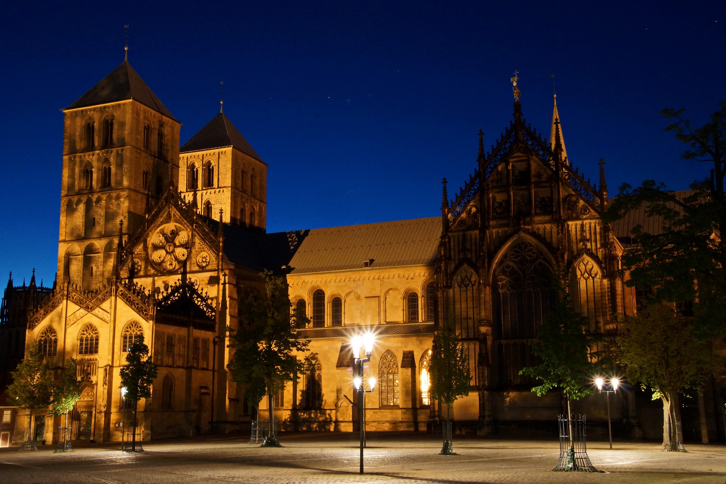 Münster Cathedral at Night HD Wallpaper