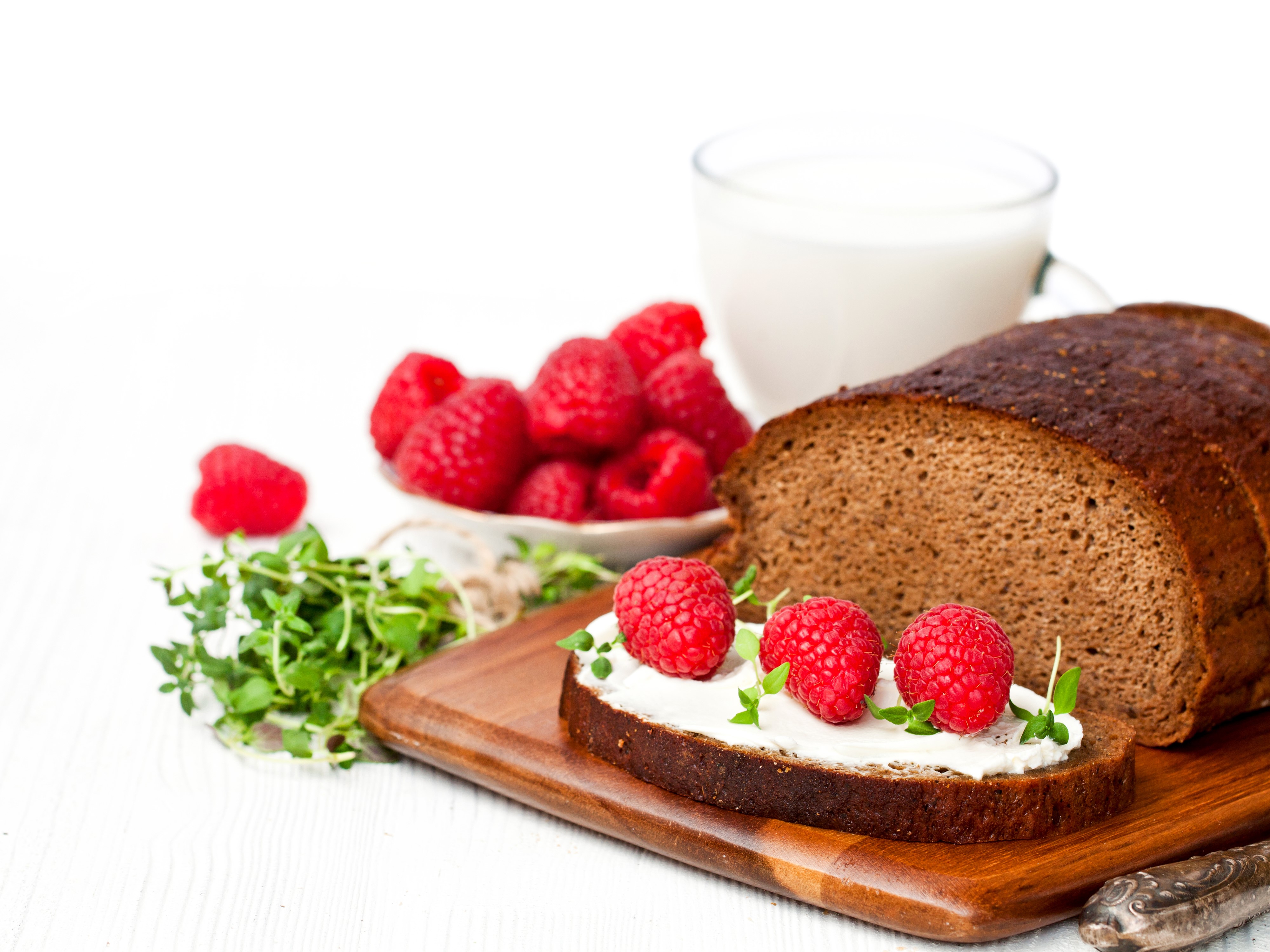 Bread with cream cheese and raspberries HD Wallpaper
