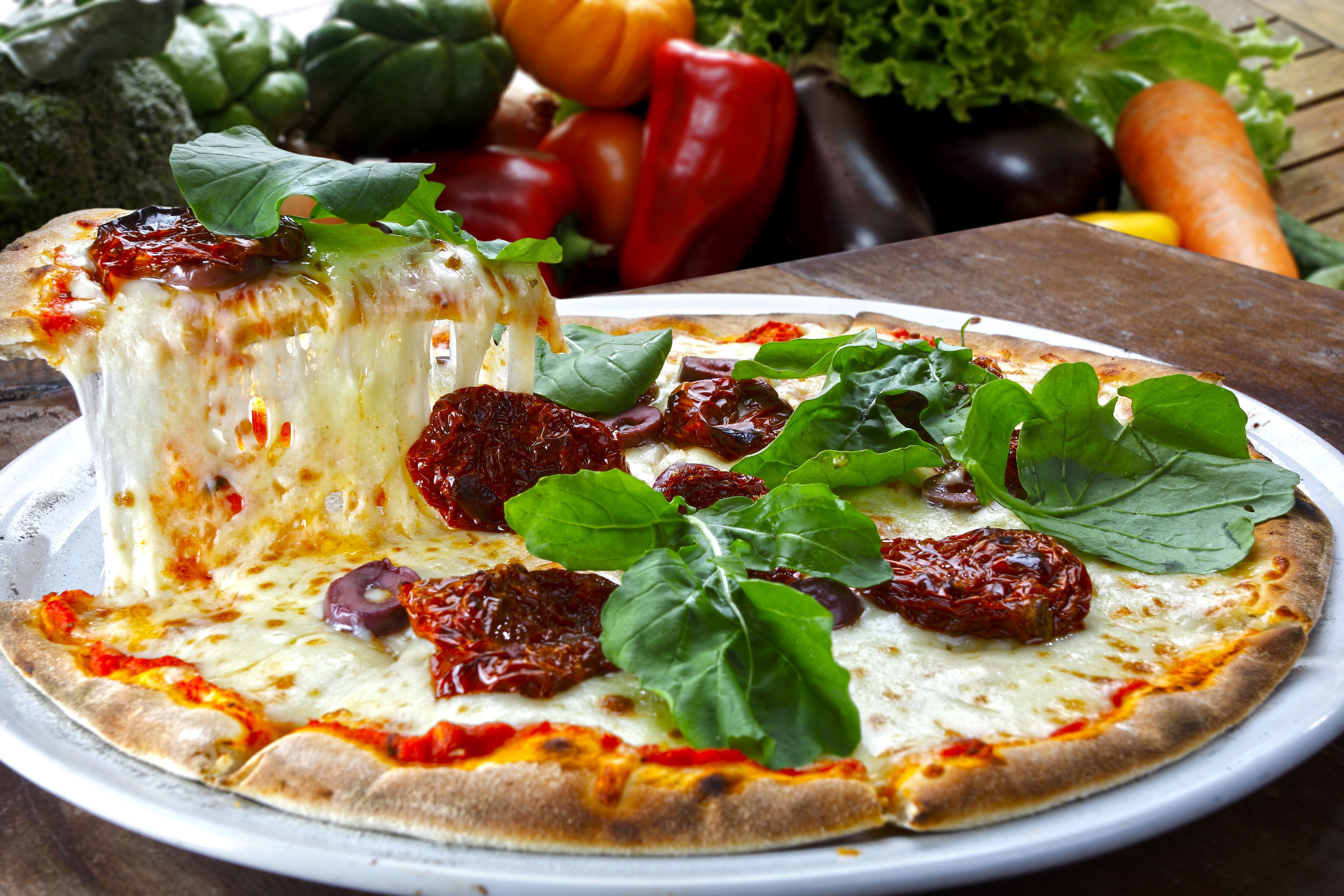 Pizza with sun-dried tomatoes and arugula HD Wallpaper