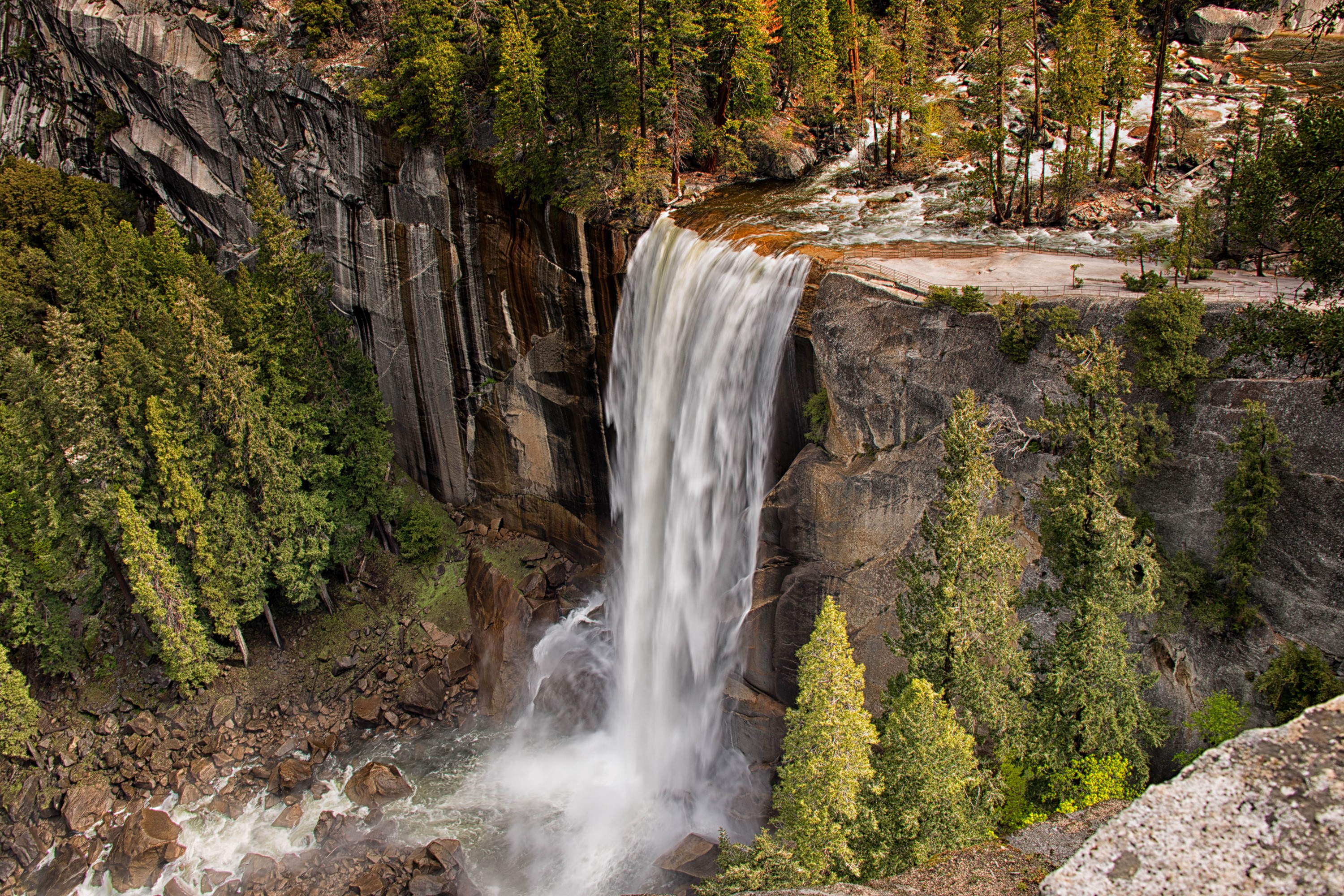 Vernal Fall waterfall in Yosemite National Park, USA HD Wallpaper