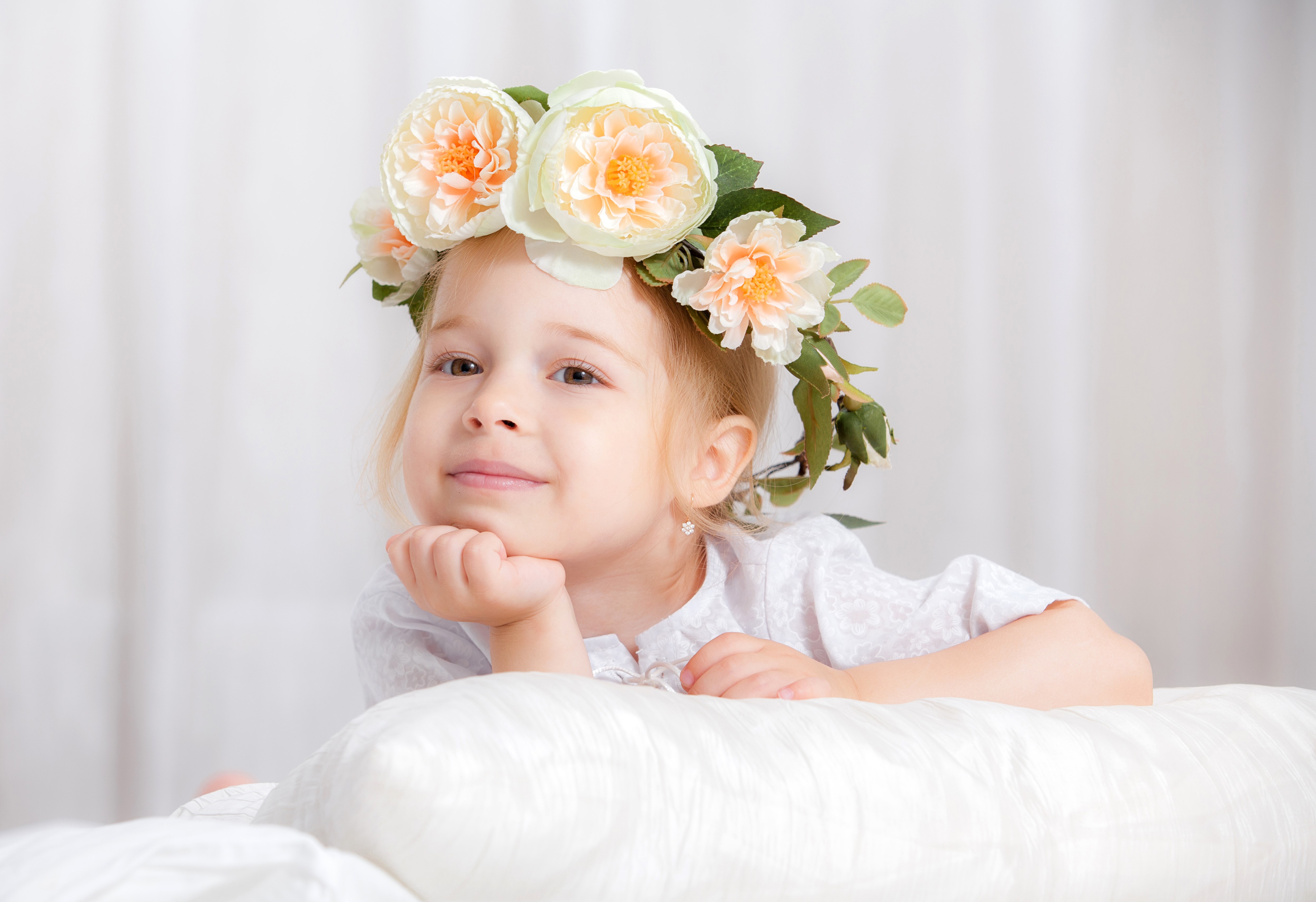 Little girl with roses wreath HD Wallpaper