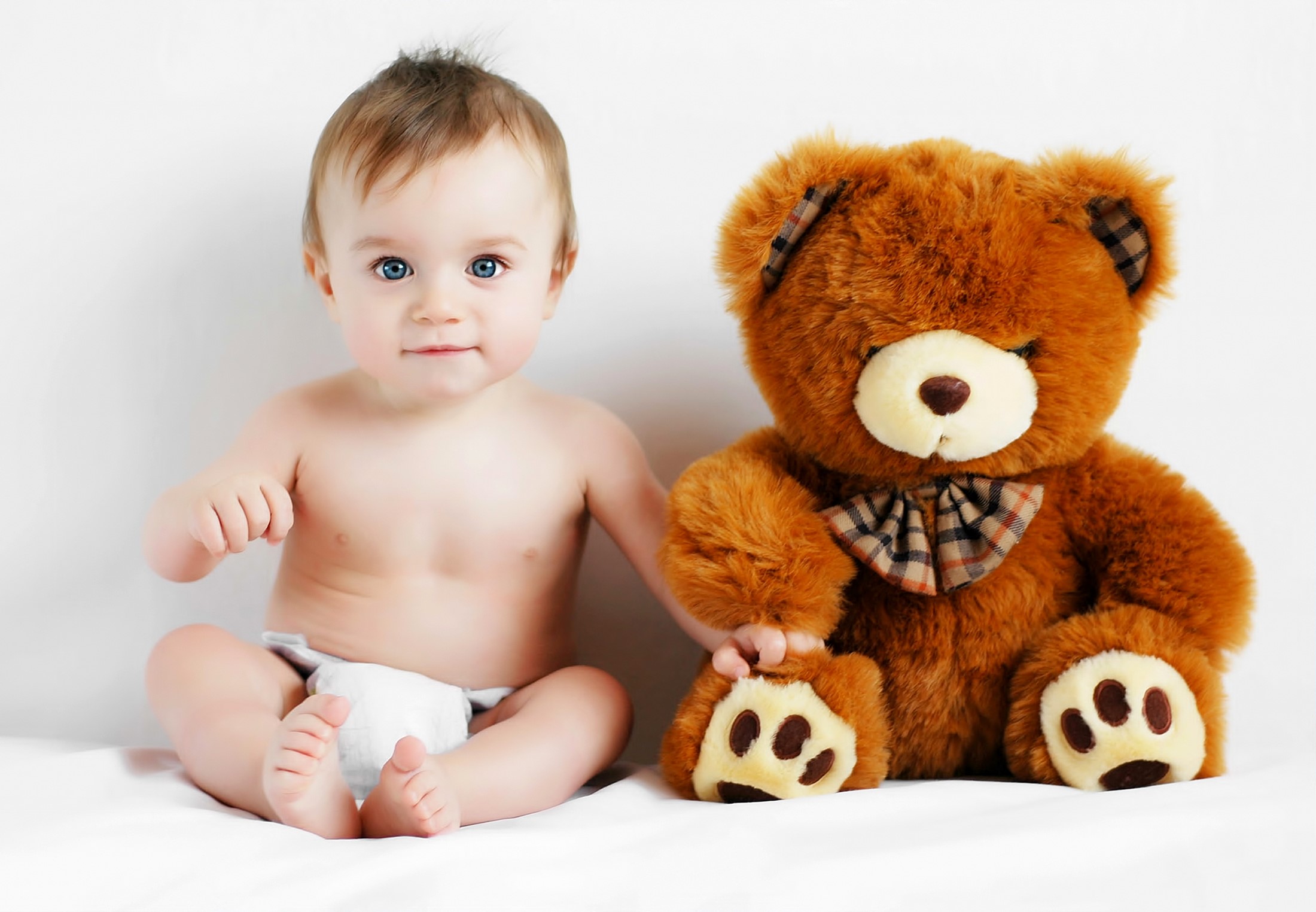 Baby sitting with a teddy bear HD Wallpaper