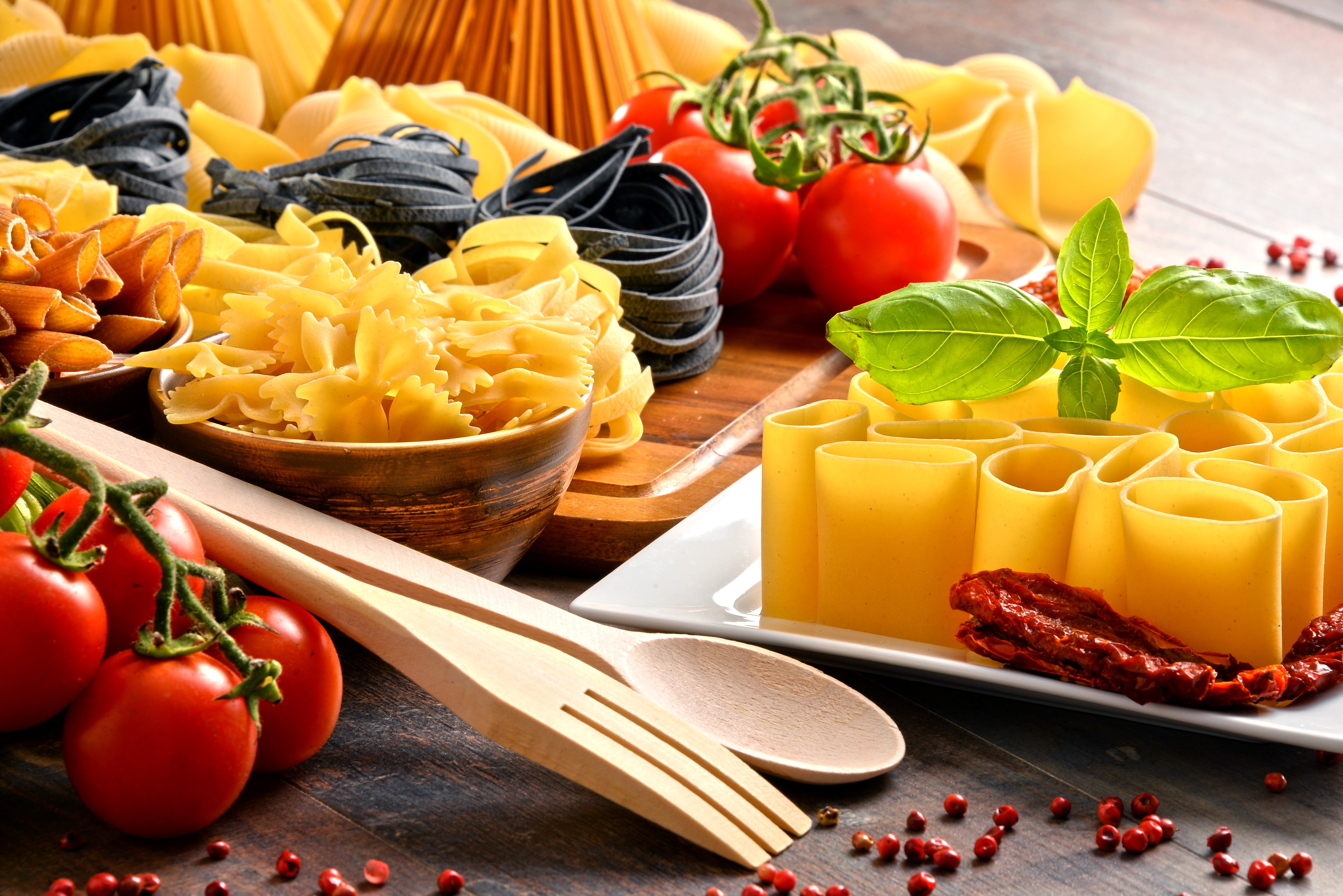 Various pasta types with tomatoes and basil HD Wallpaper