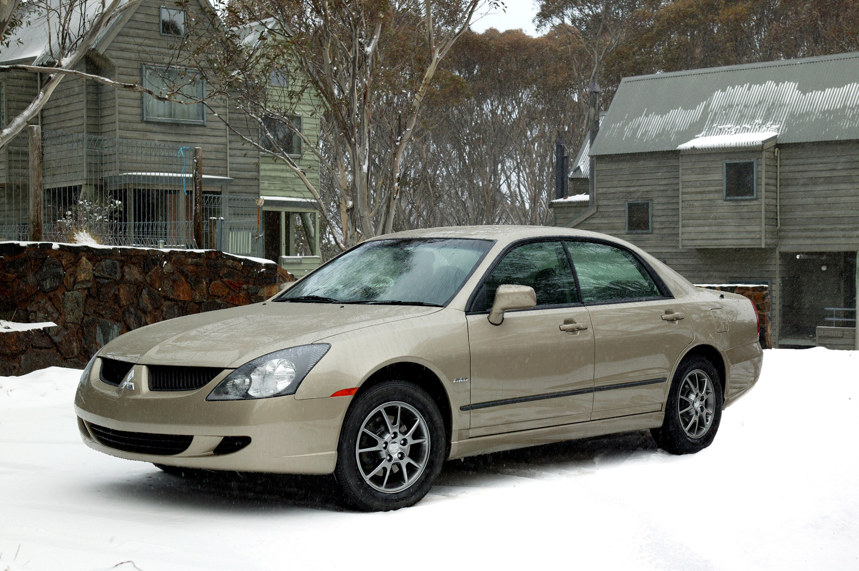 2003-04 Mitsubishi Magna AWD (TL) in snow HD Wallpaper