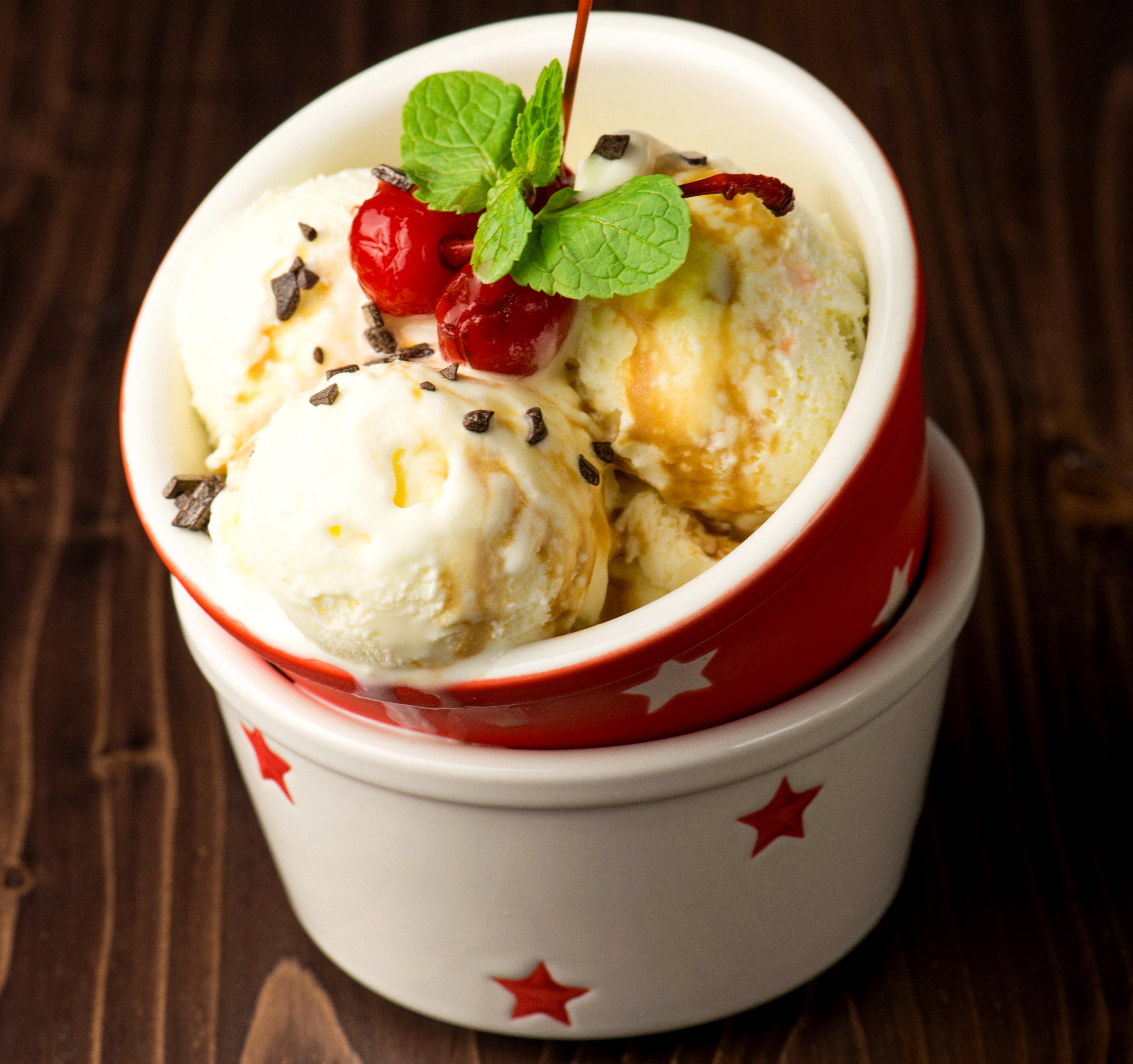 Ice cream with cherries and mint HD Wallpaper