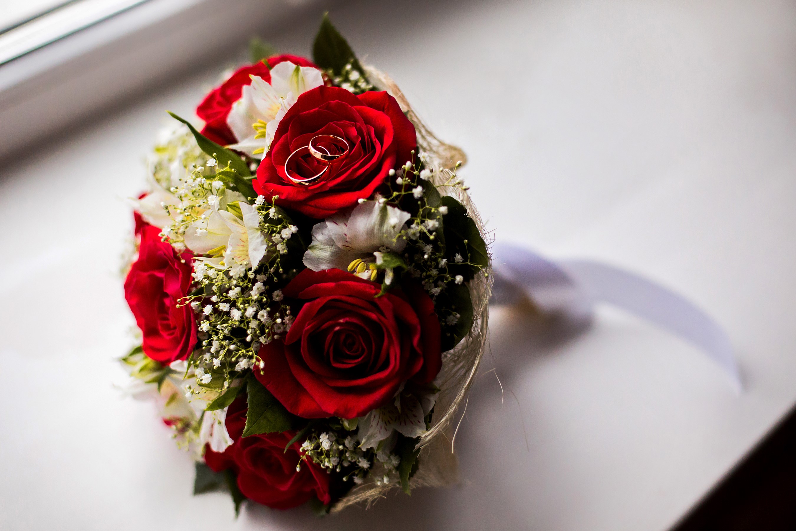 Wedding bouquet with red roses and rings HD Wallpaper