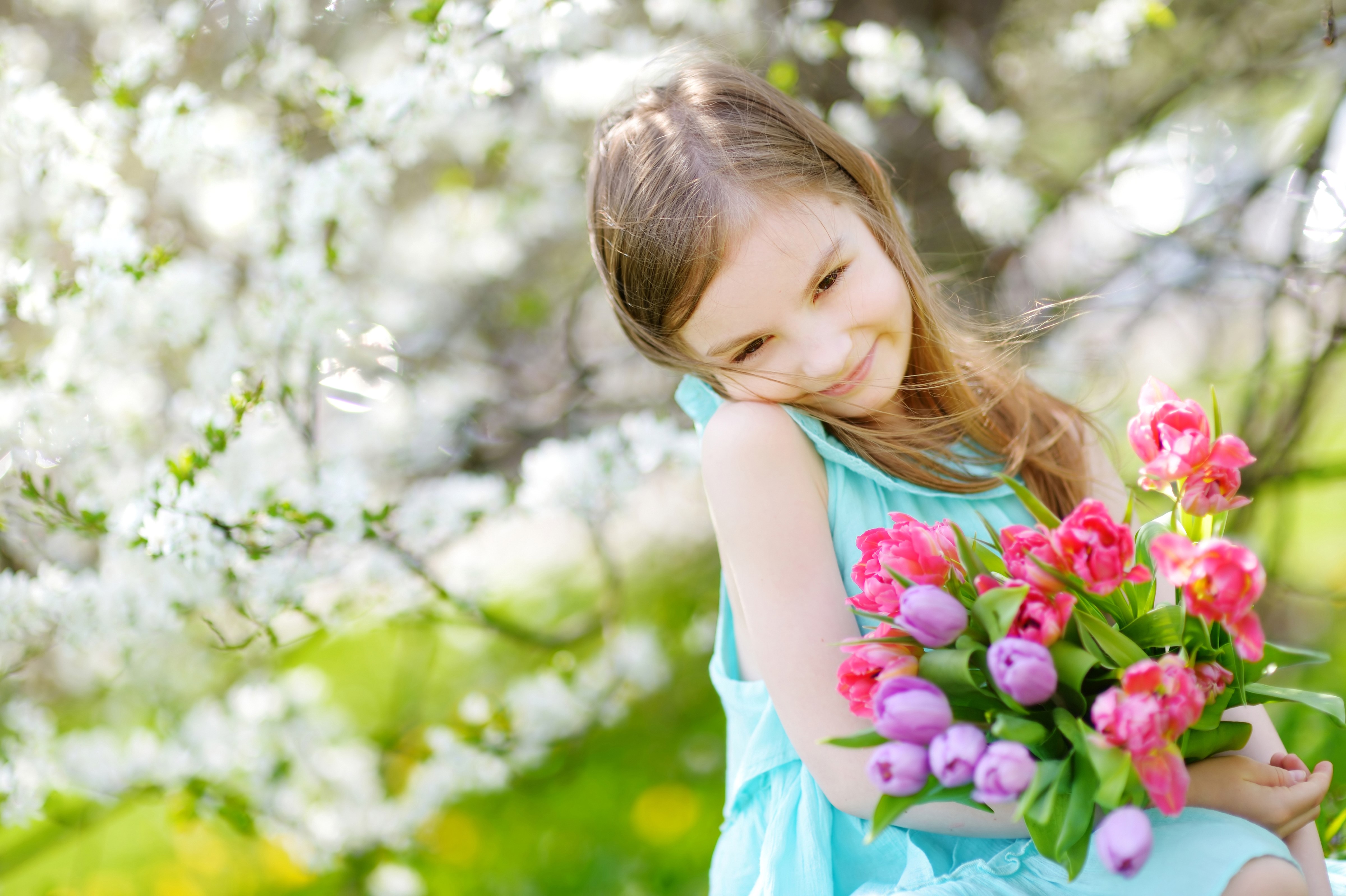 4K Little girl with brown hair holding tulips HD Wallpaper