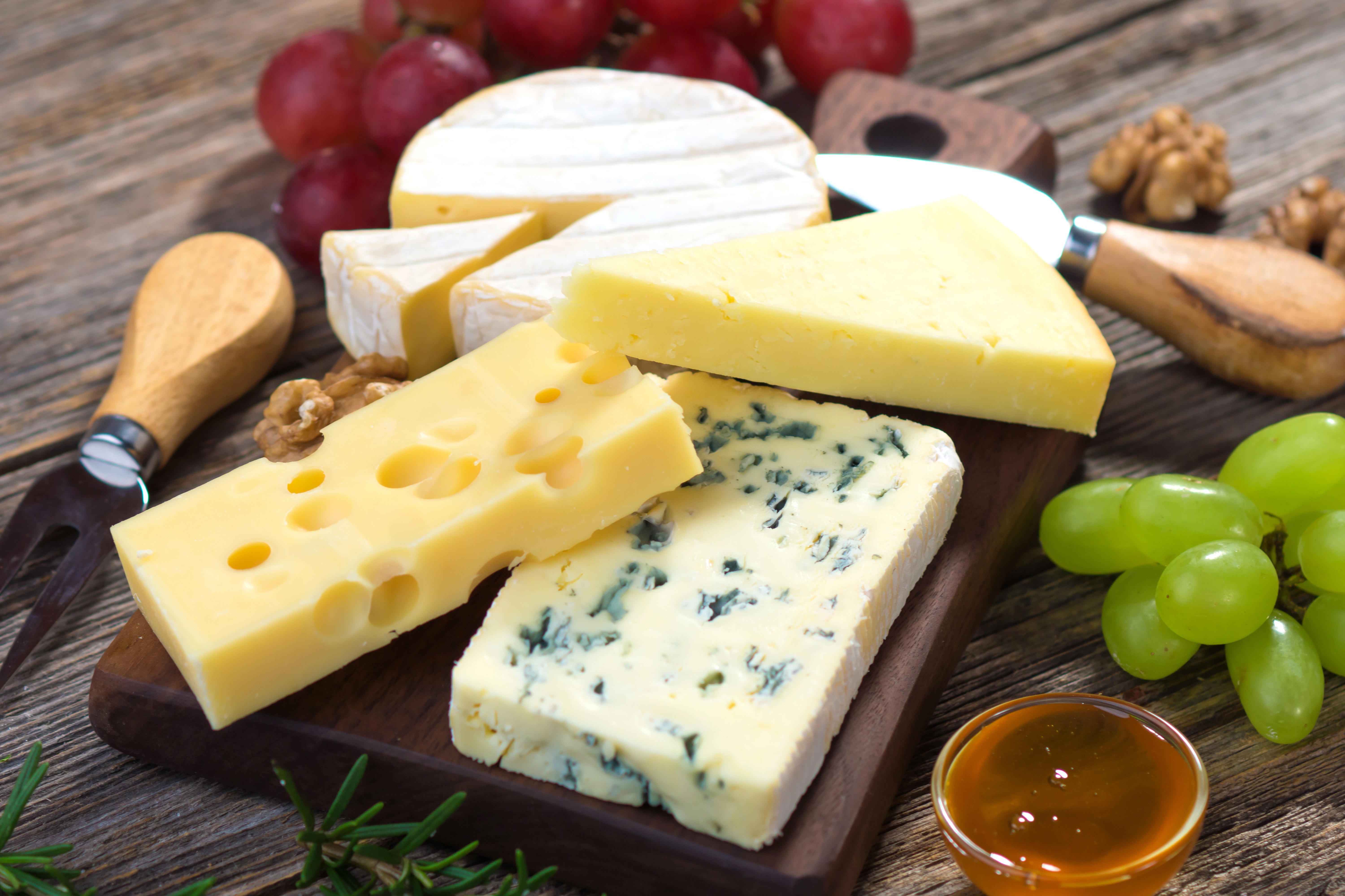 Cheese platter with grapes and honey HD Wallpaper