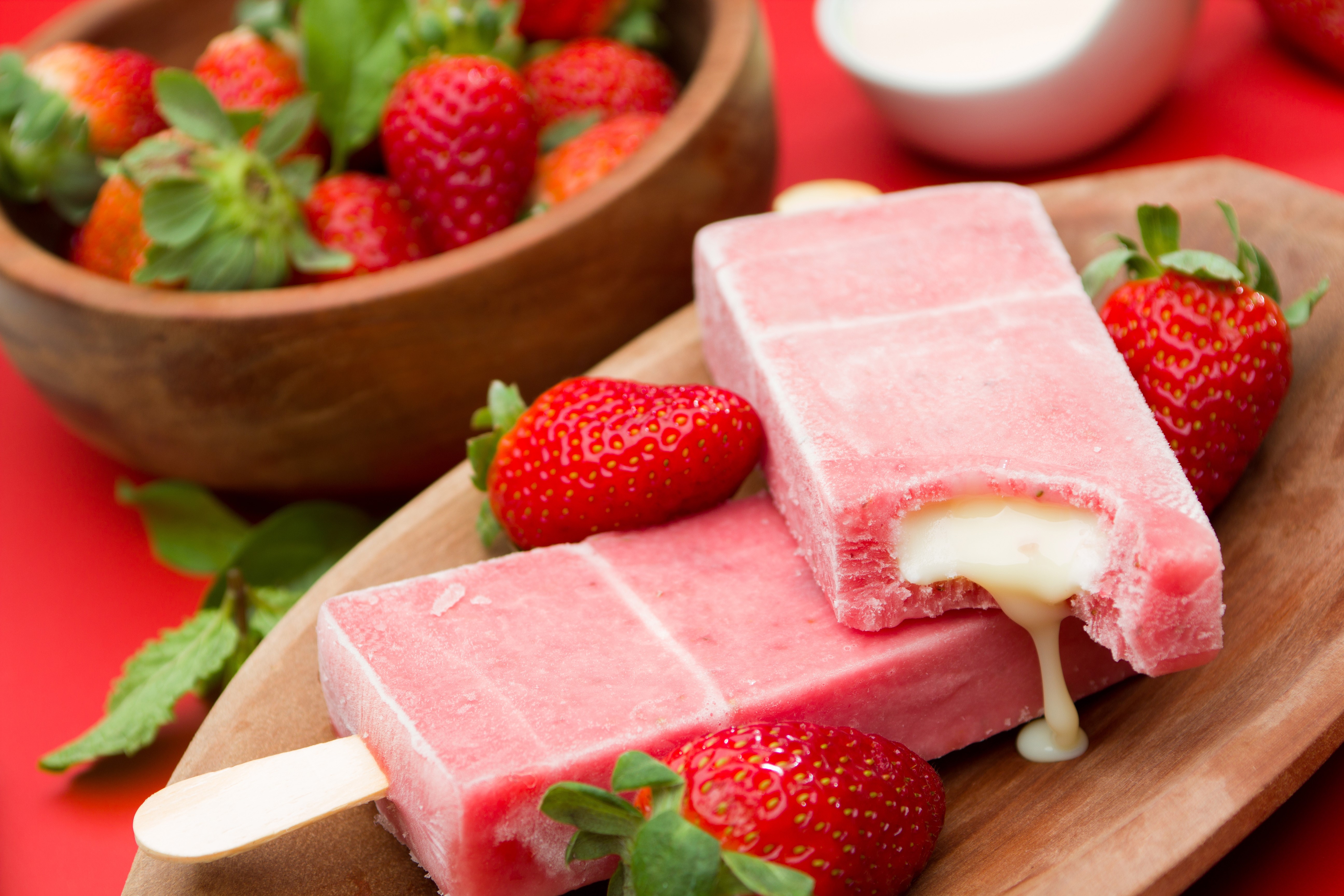 Strawberry ice cream bars with cream filling HD Wallpaper