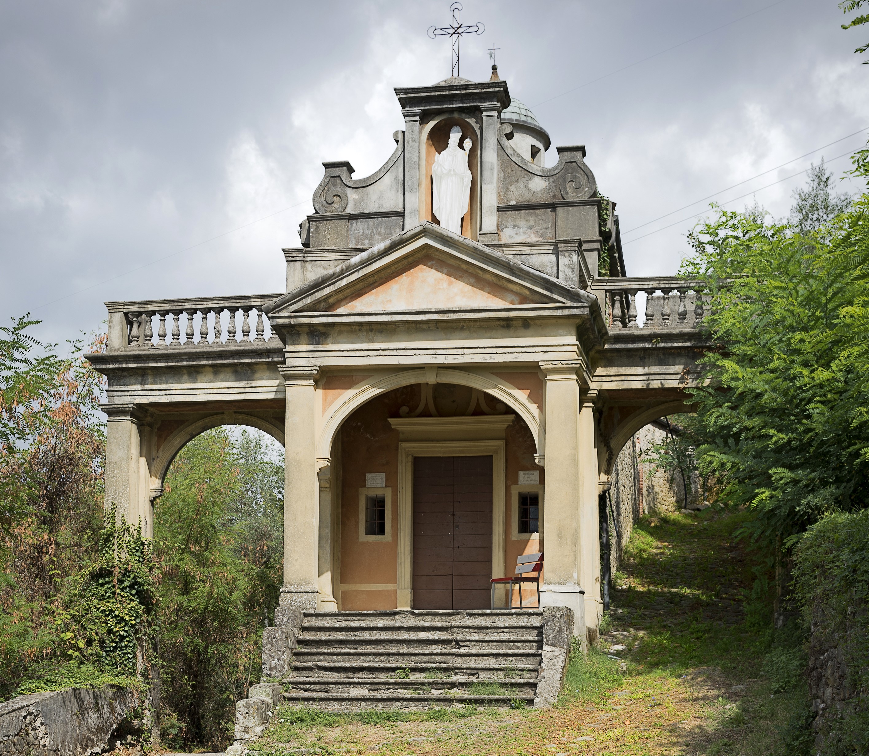 Chapel with a statue of Mary and Jesus in Italy HD Wallpaper