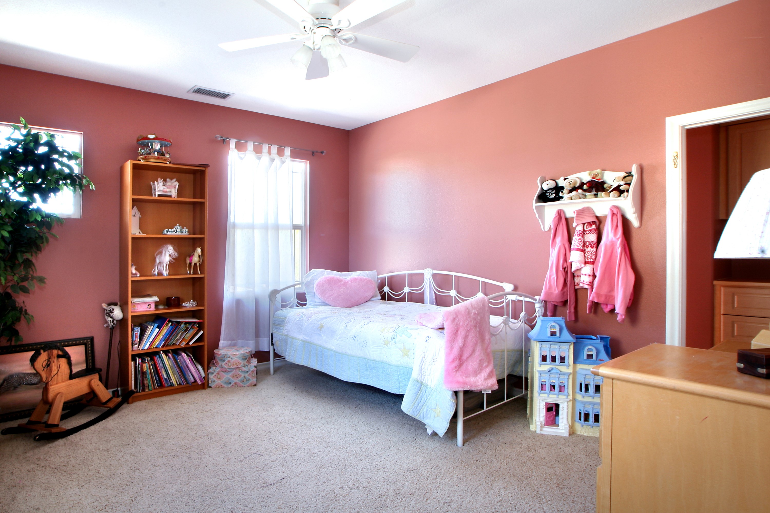 Children's bedroom with bed and bookshelf HD Wallpaper