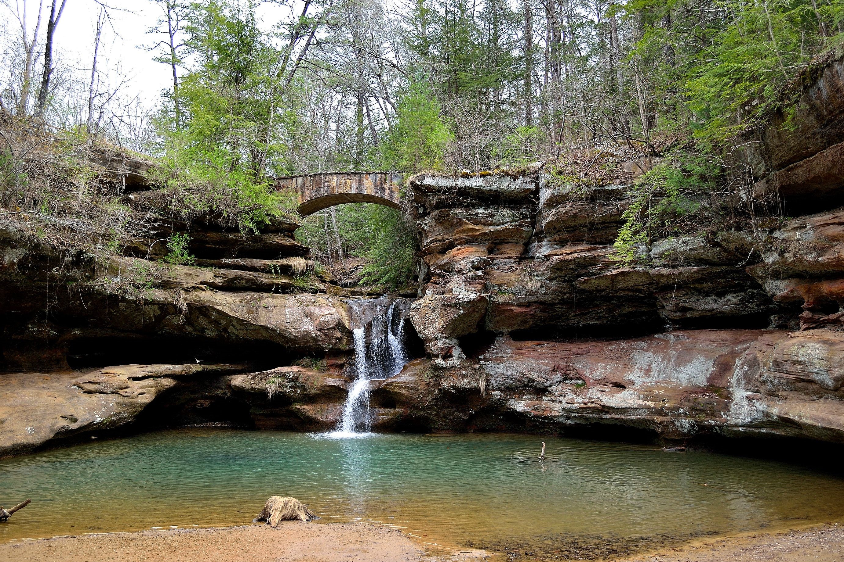 Waterfall and bridge in Hocking Hills State Park, USA HD Wallpaper