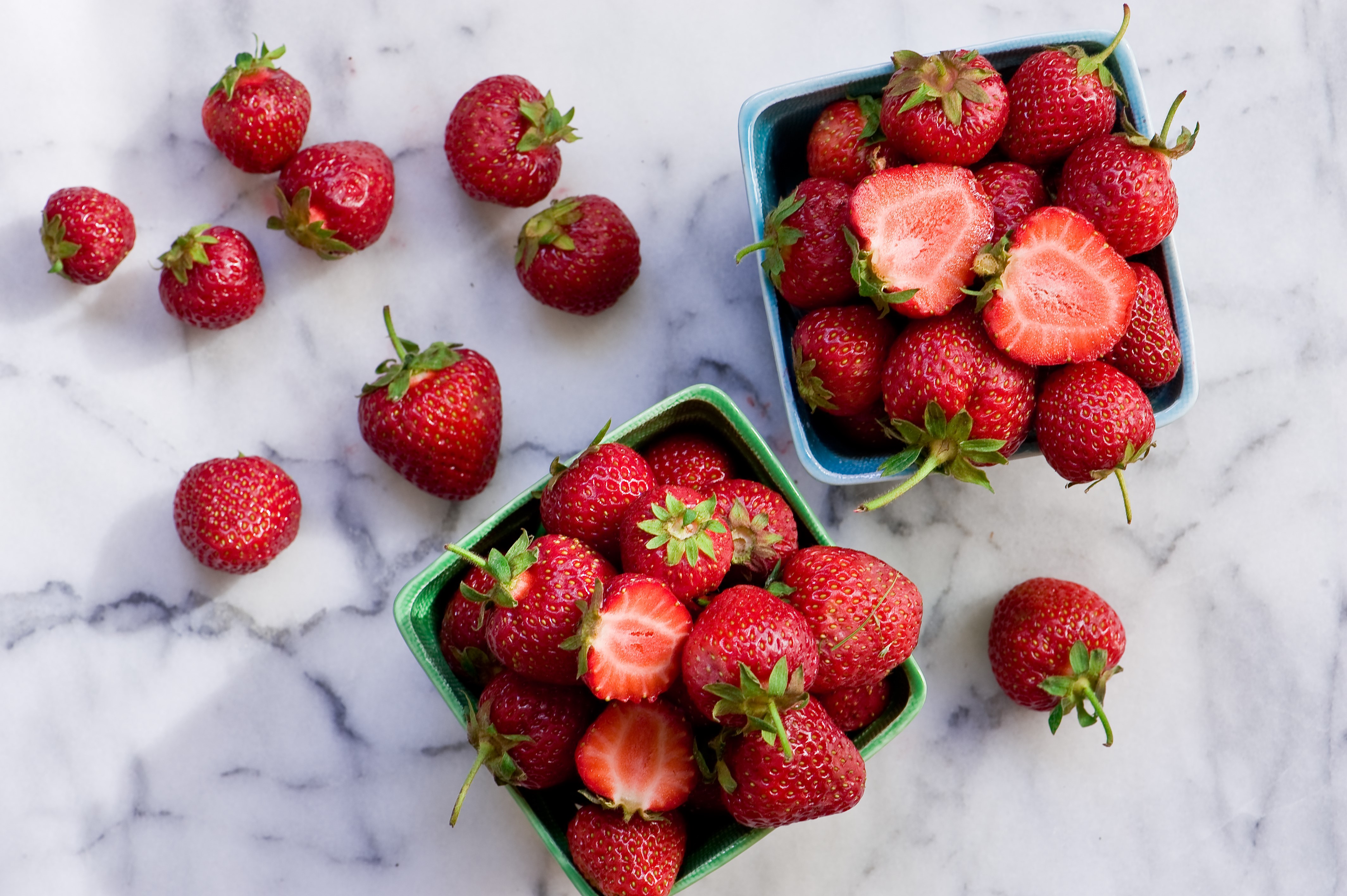 Strawberries in containers HD Wallpaper