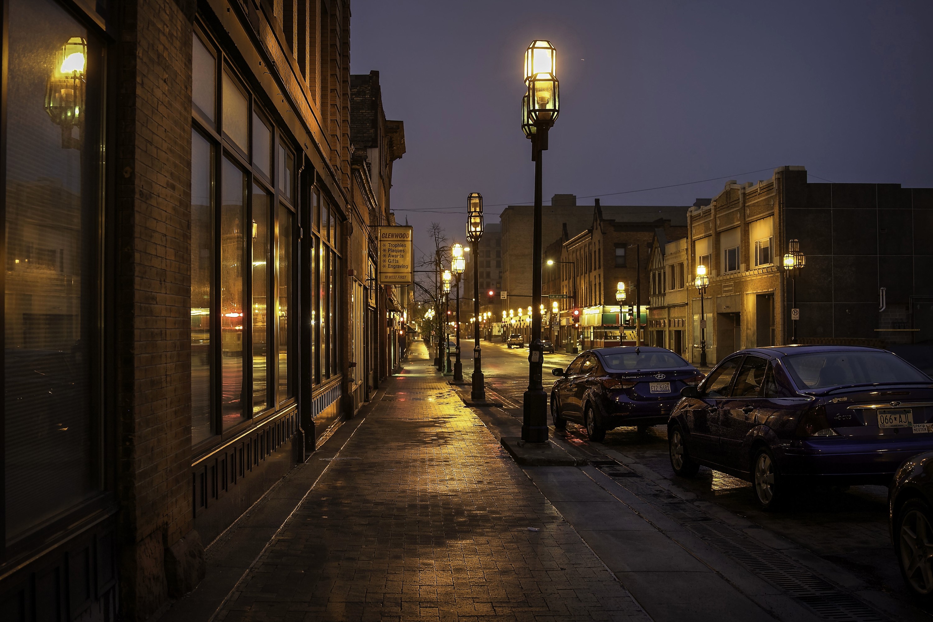 Street at night with street lights and cars in Duluth, Minnesota HD Wallpaper