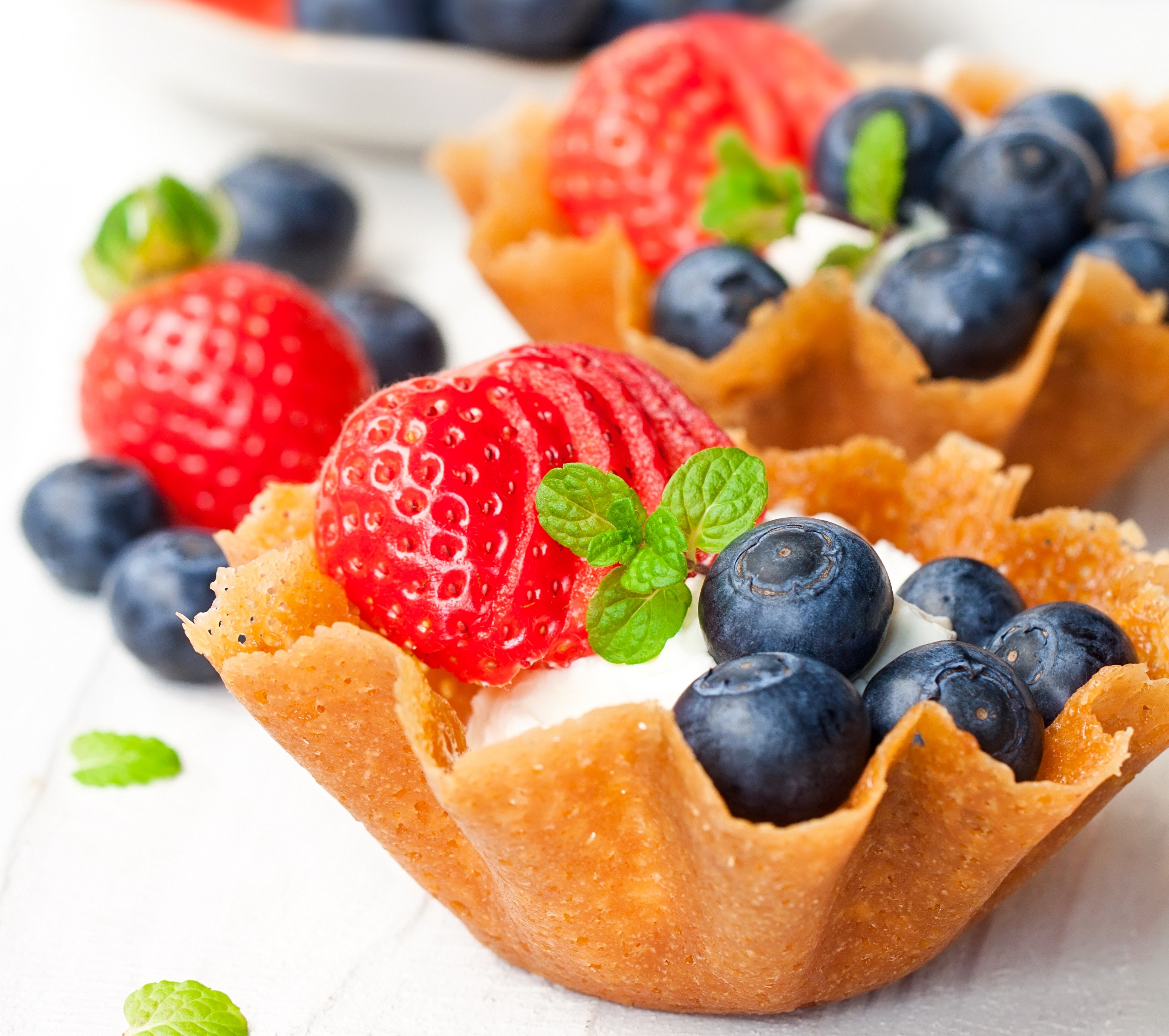 Berry Tartlets with Strawberries and Blueberries HD Wallpaper