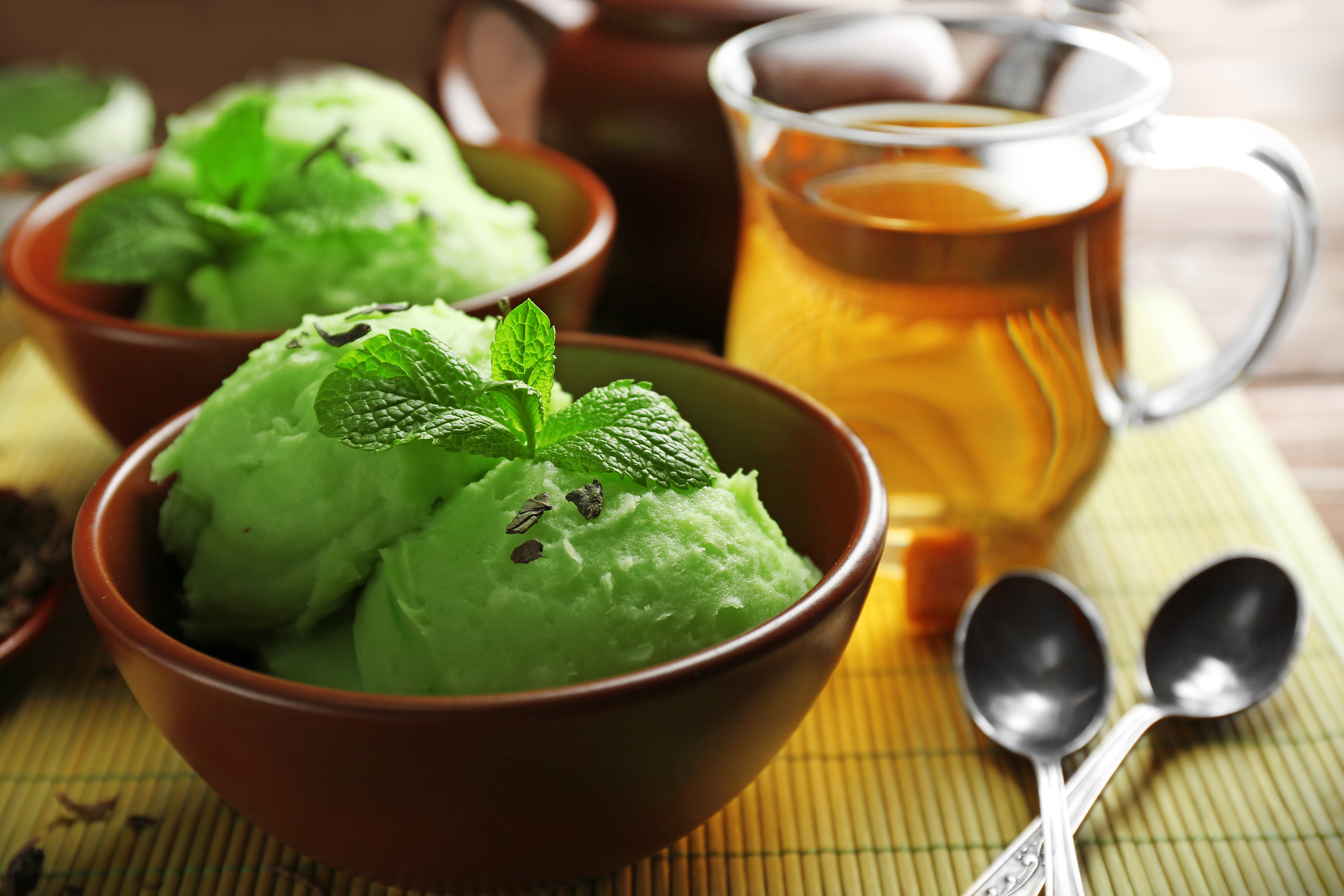 Green ice cream with mint and tea HD Wallpaper