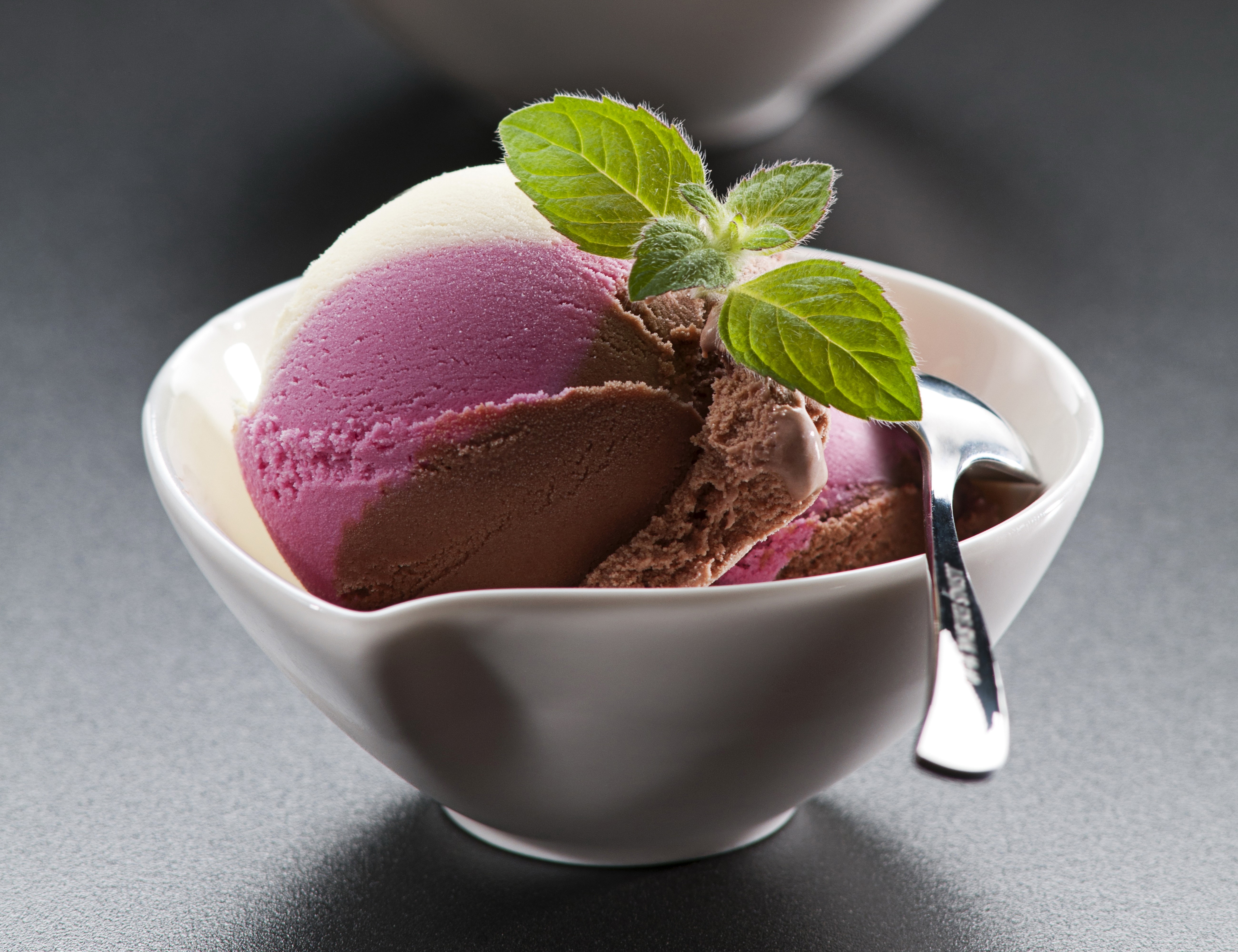 Ice cream with mint in a bowl HD Wallpaper