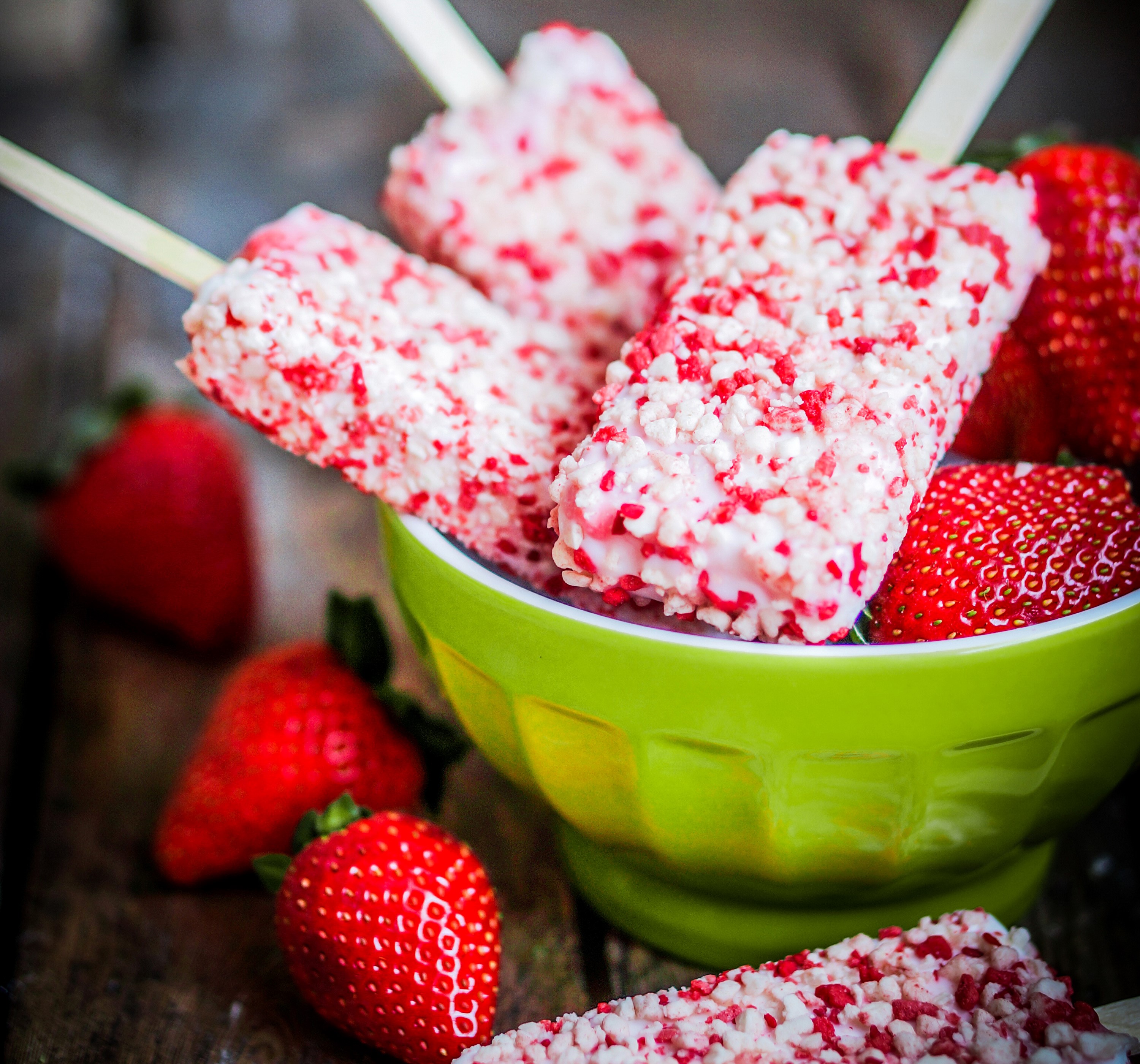 Strawberry ice cream bars in a green bowl with fresh strawberries HD Wallpaper