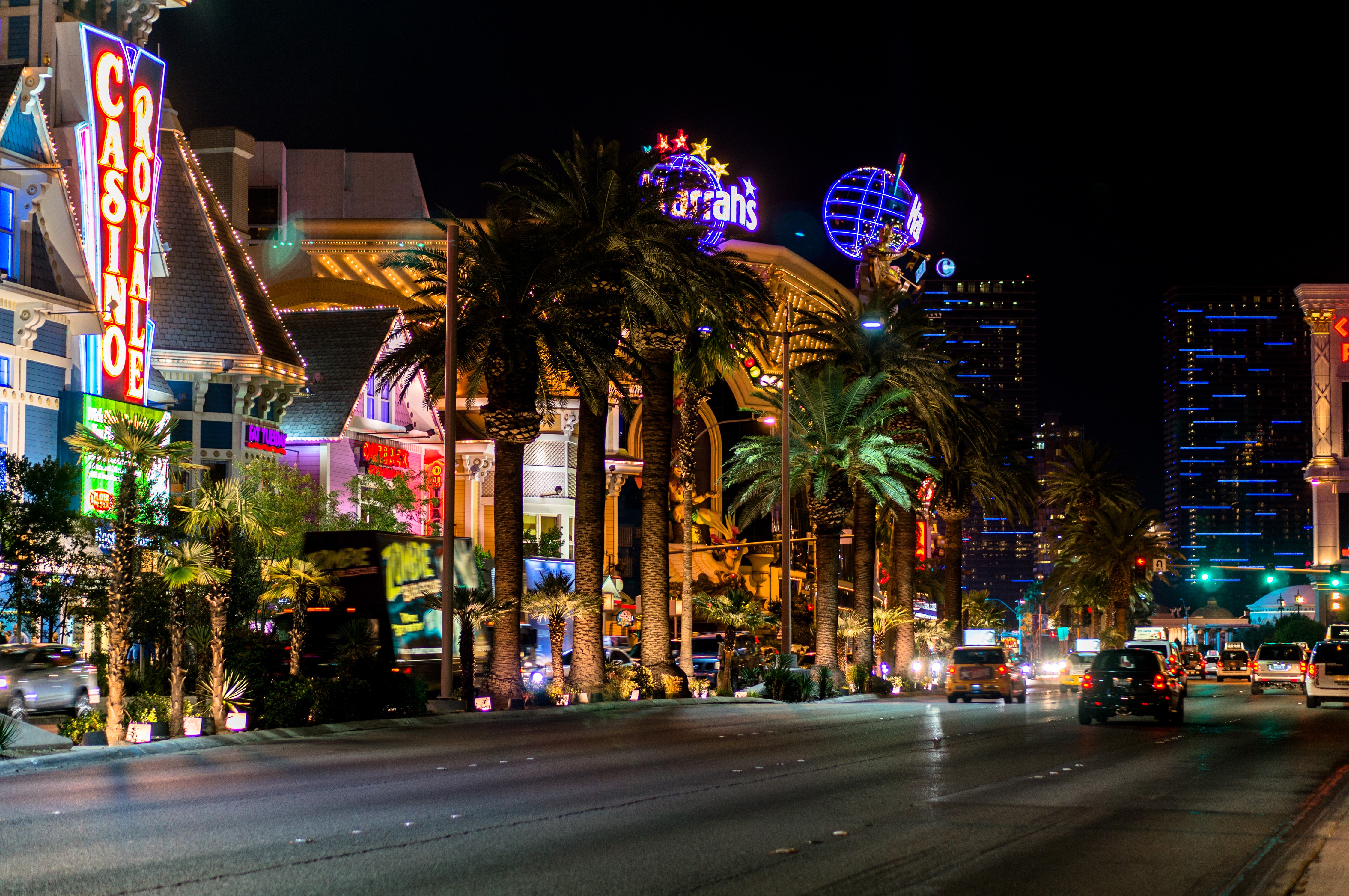 Casino Royale and Harrah's Las Vegas at Night HD Wallpaper