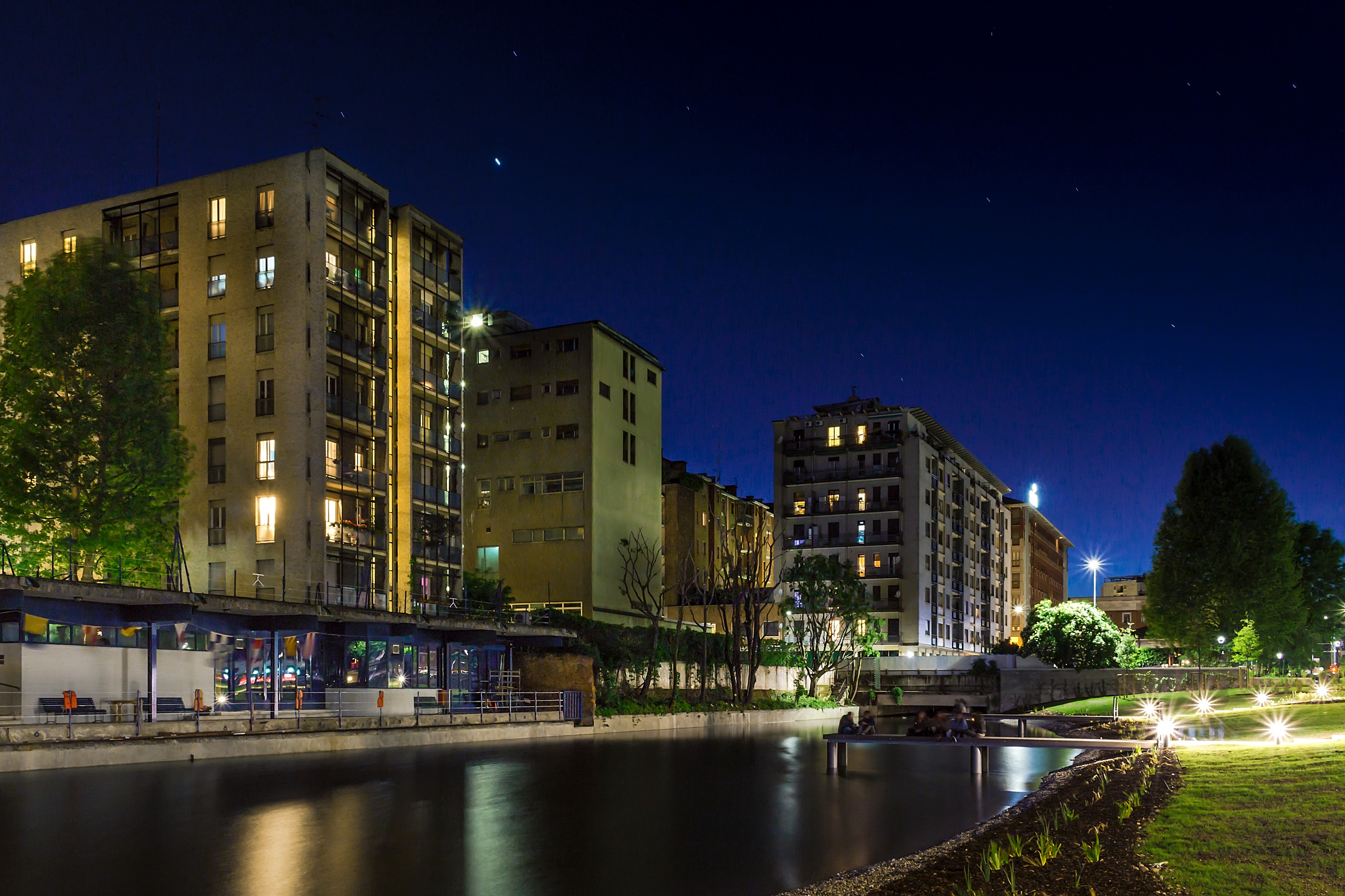 Night view of buildings and canal in Milano, Italy HD Wallpaper