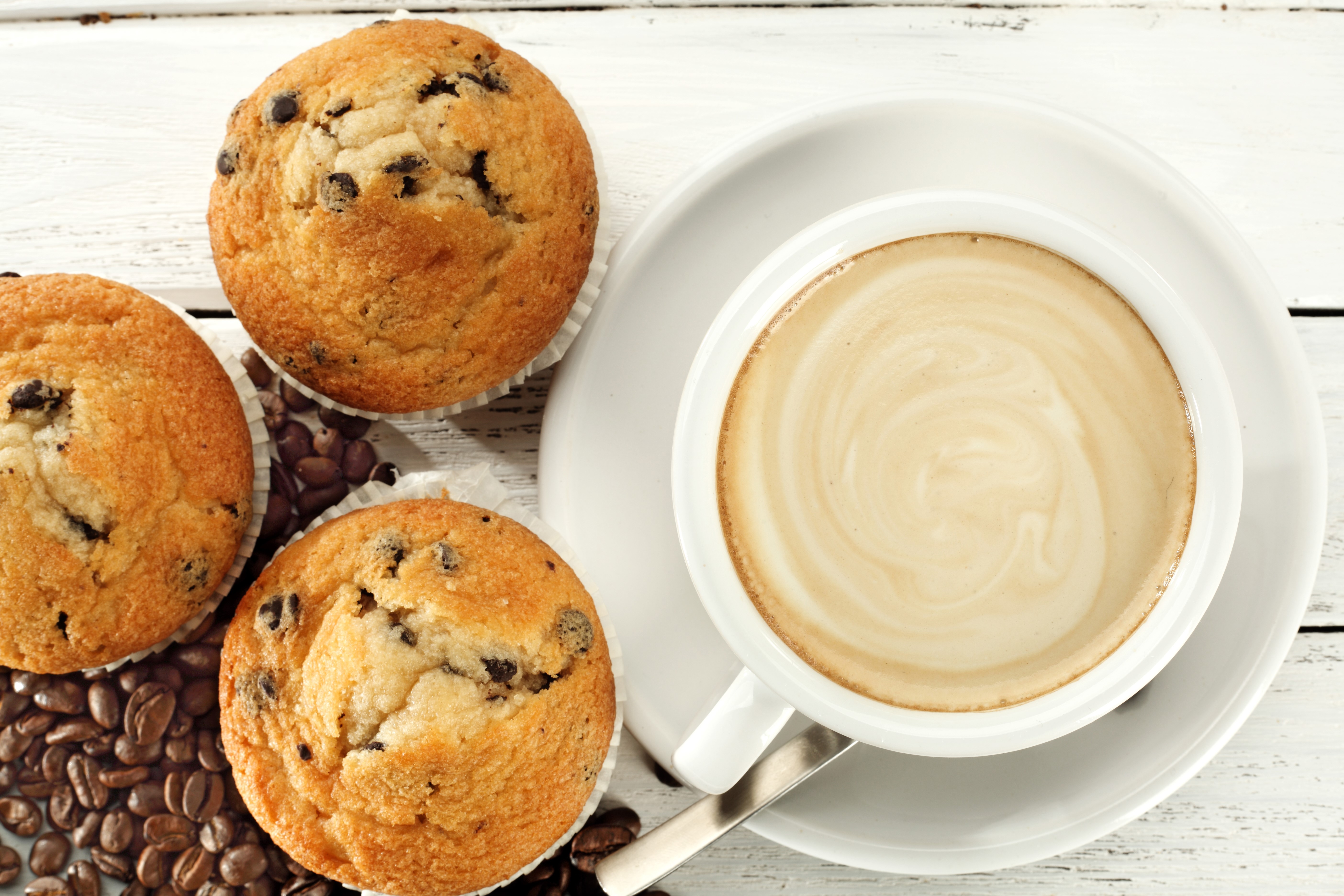 Chocolate chip muffins and coffee HD Wallpaper