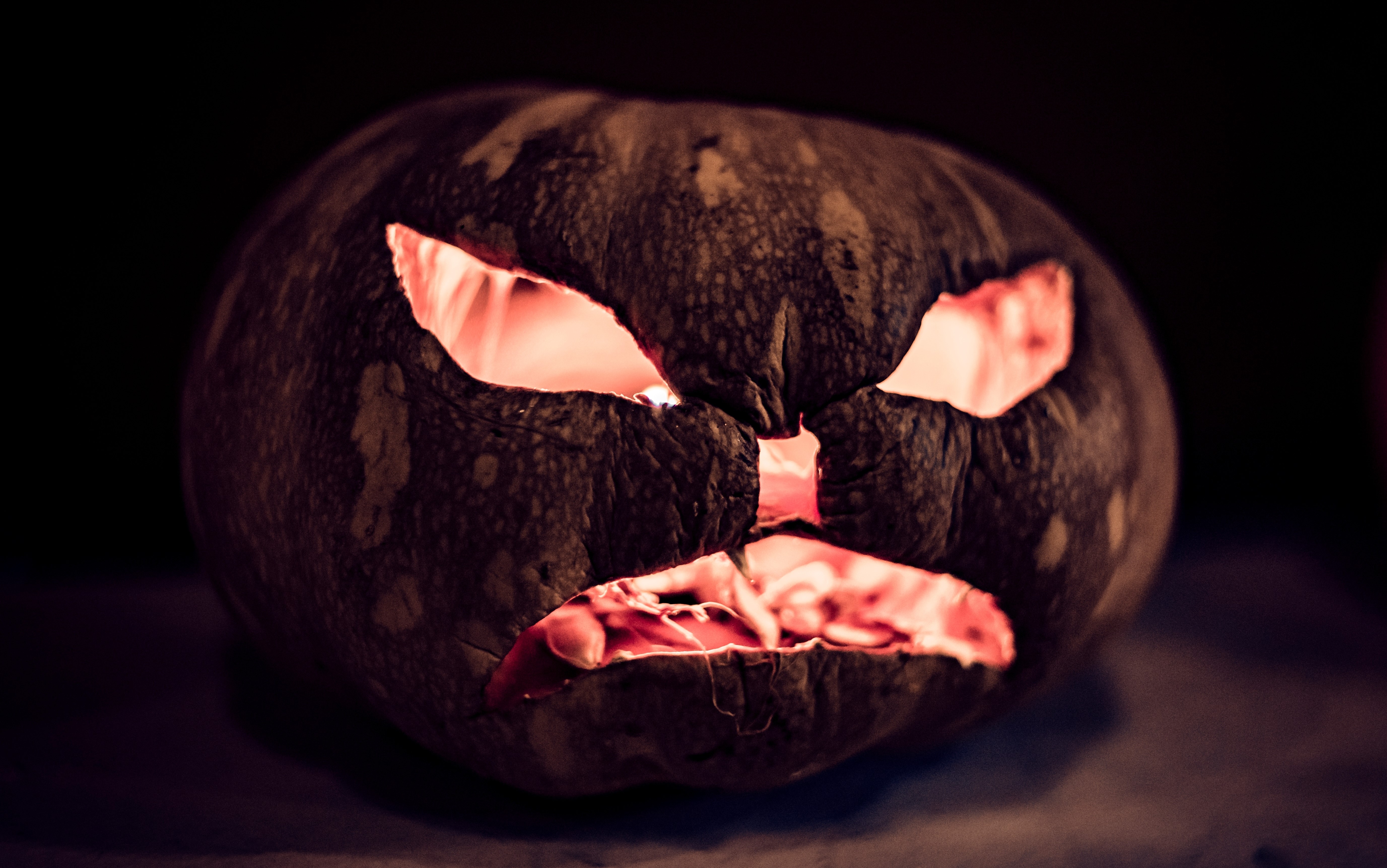 Halloween pumpkin with carved face HD Wallpaper