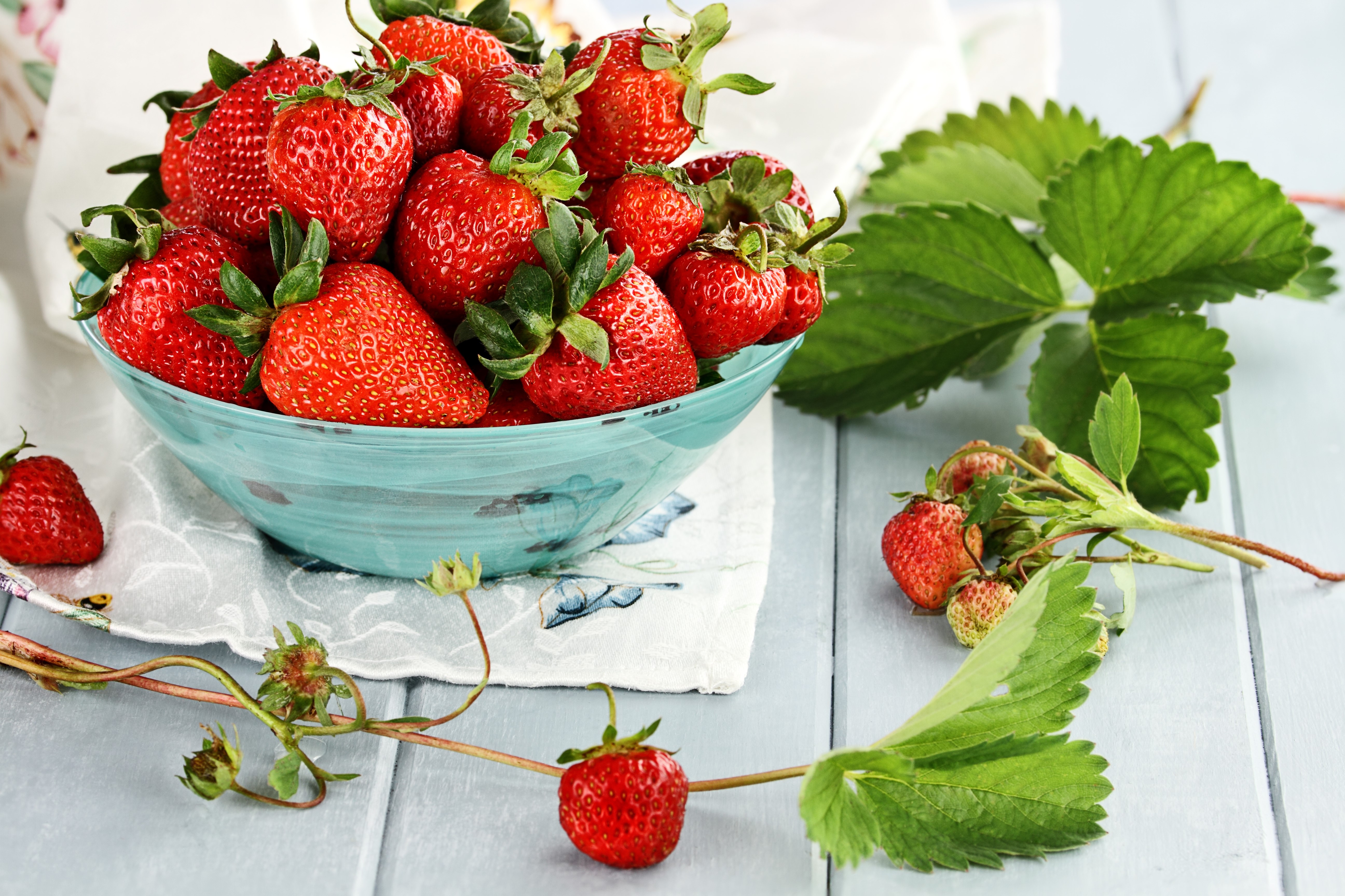 Strawberries in a bowl with leaves HD Wallpaper