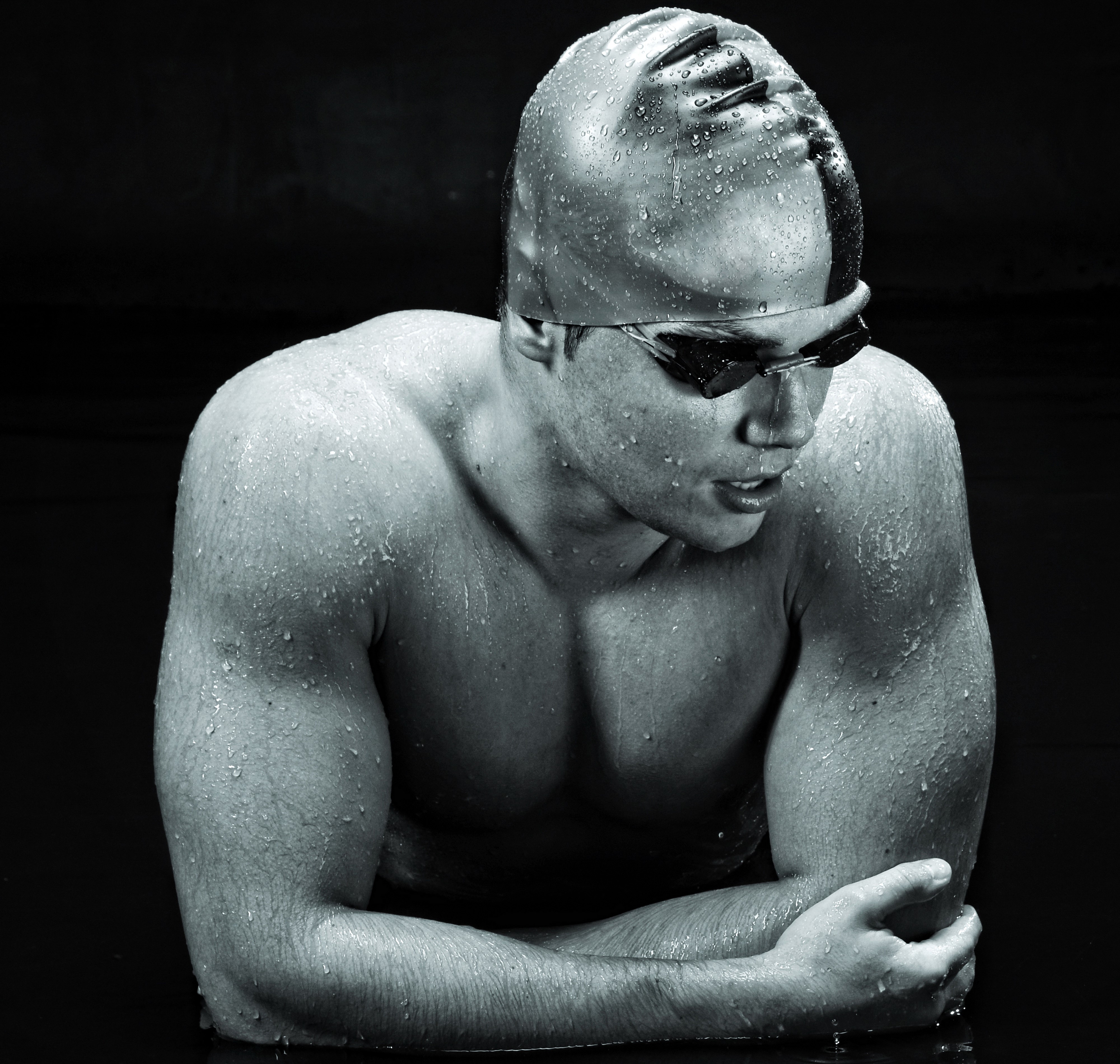 Swimmer with goggles and cap covered in water drops HD Wallpaper
