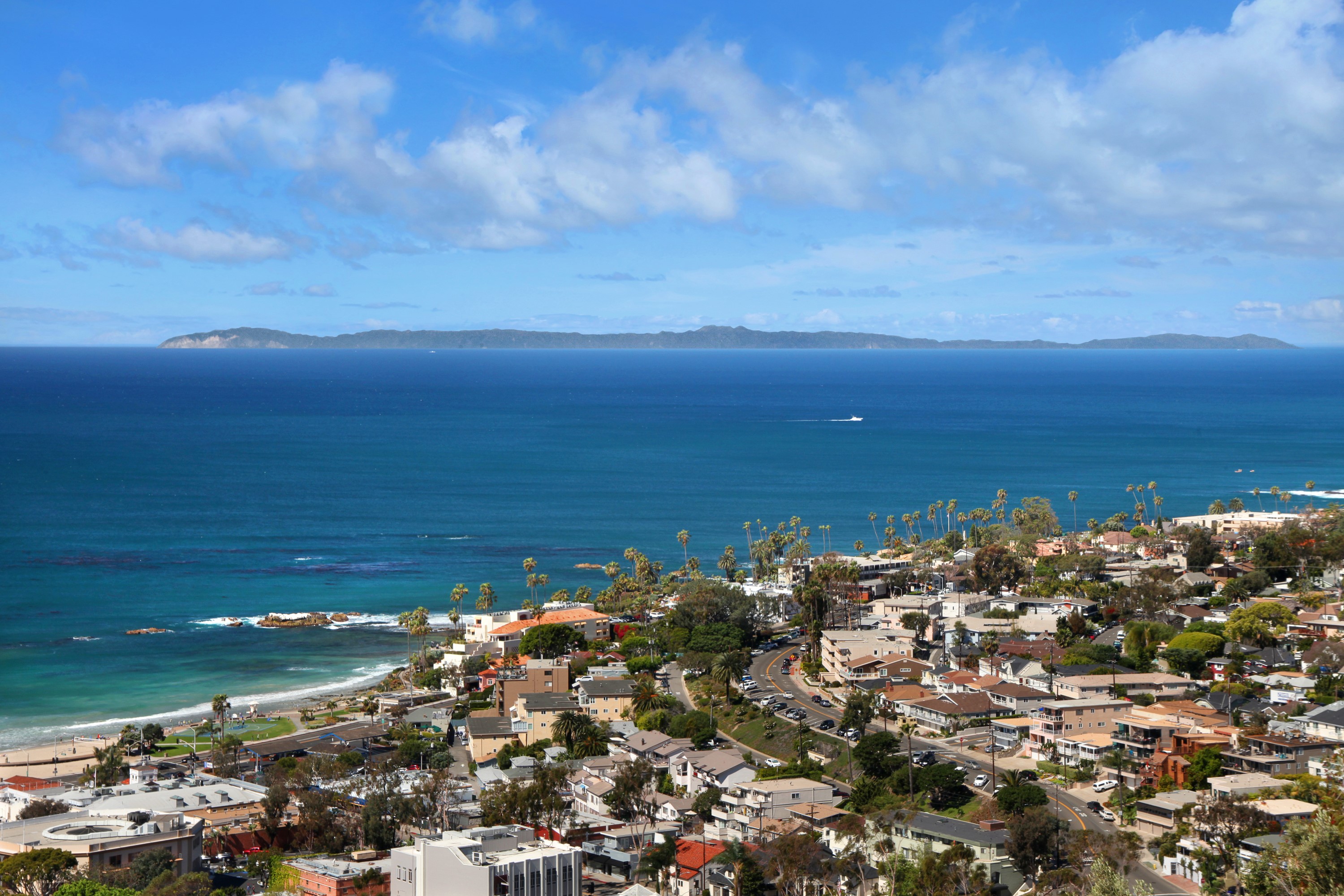 Laguna Beach, USA Coastline with Houses and Islands HD Wallpaper