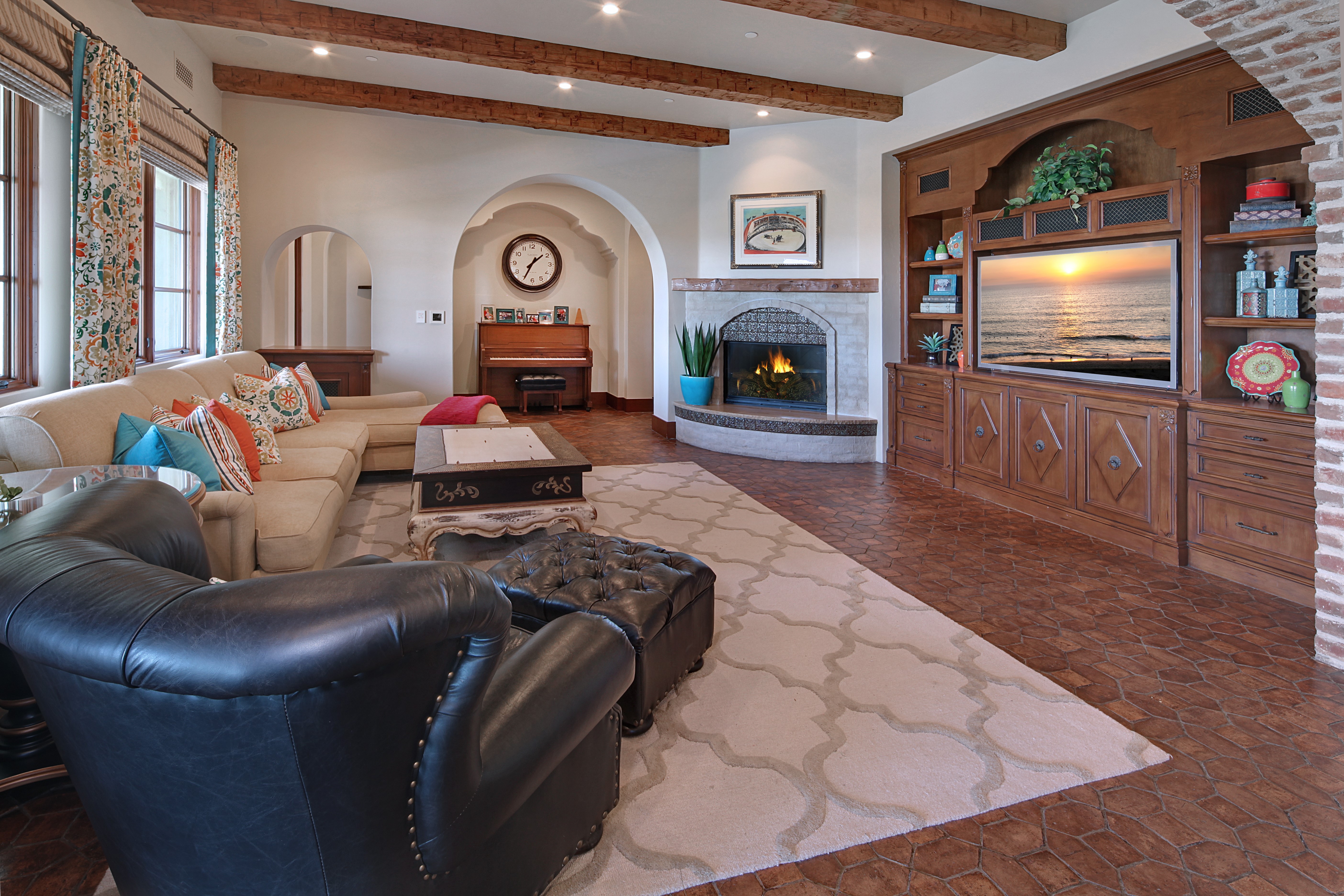 Living room with sectional sofa, fireplace, and entertainment center HD Wallpaper