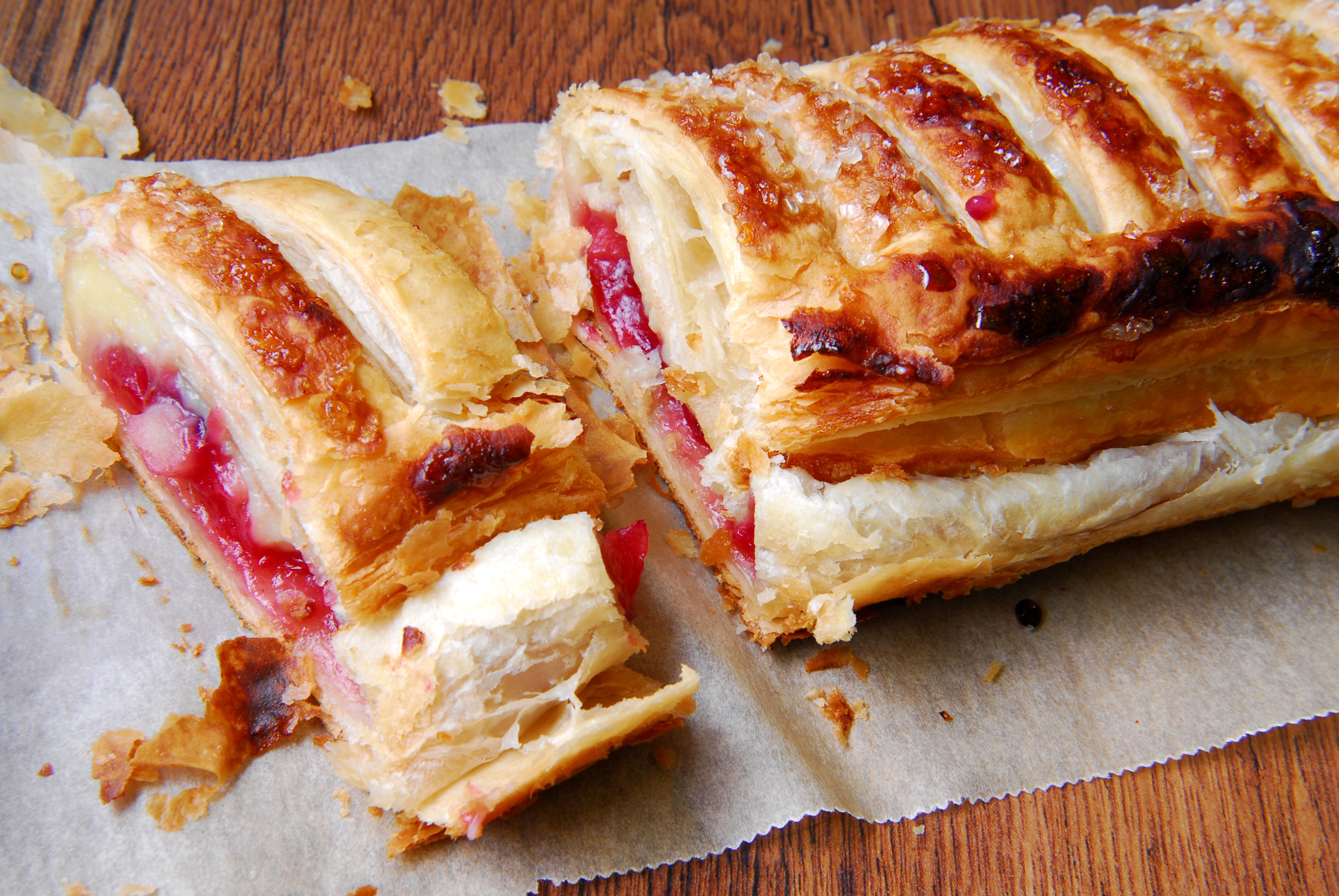 Strudel pastry with fruit filling HD Wallpaper
