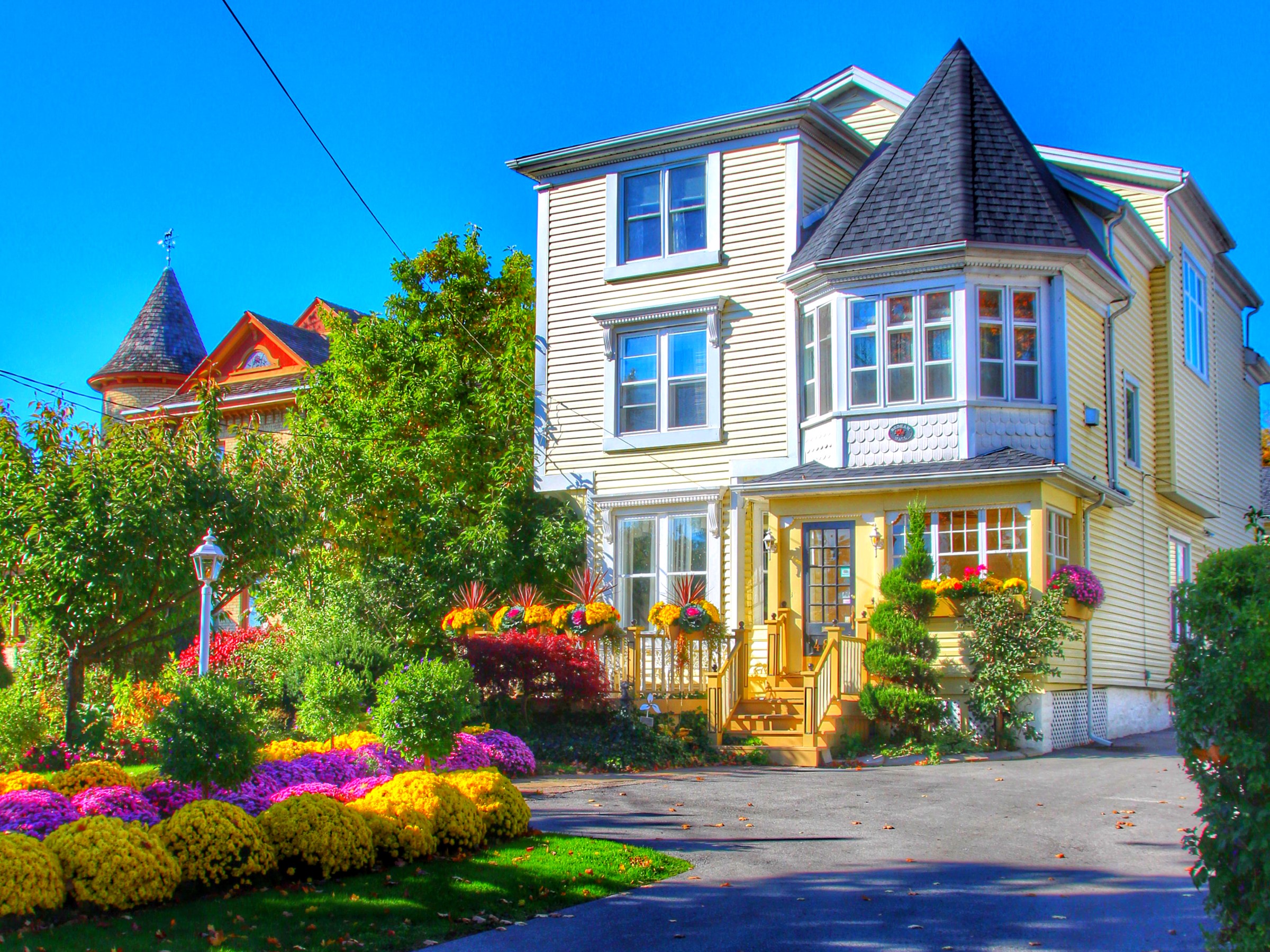 Houses with turrets and colorful garden in Niagara Falls, Ontario HD Wallpaper