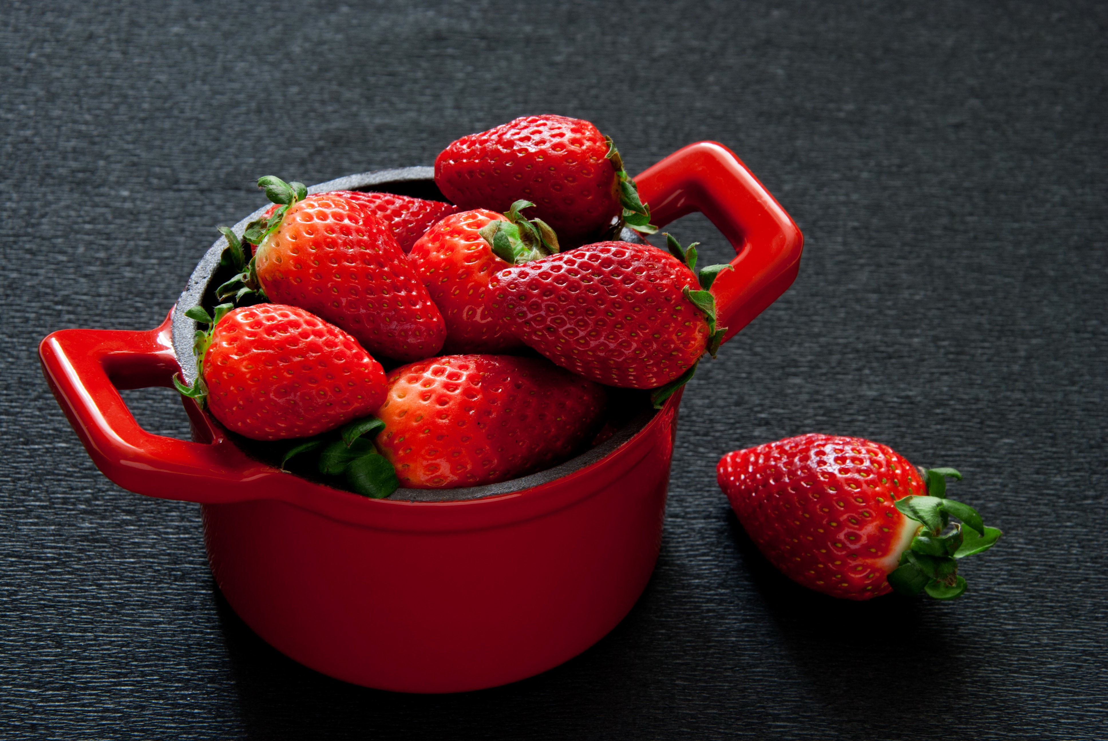 Strawberries in a red pot HD Wallpaper