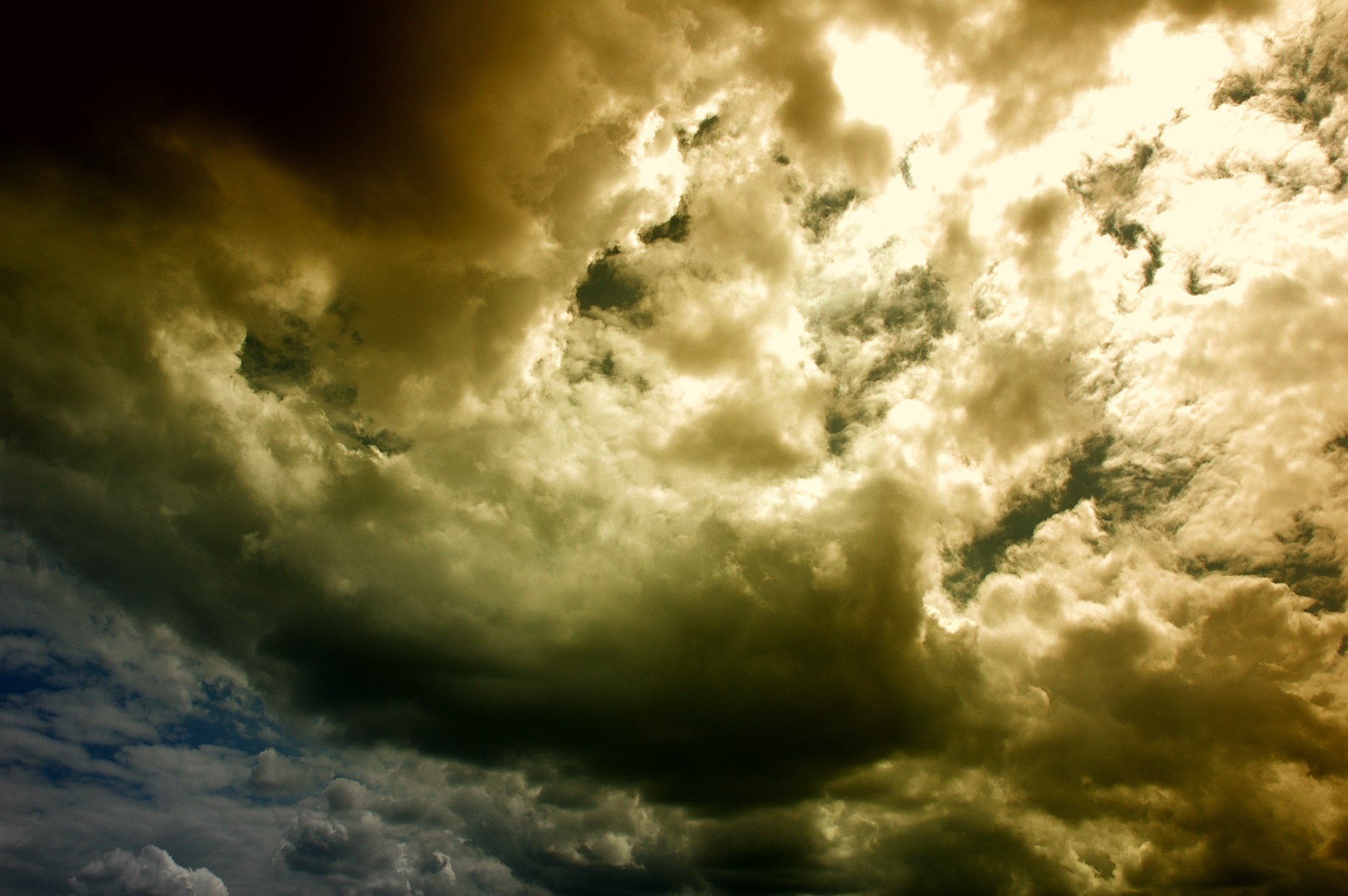 Dramatic sky with dark and light clouds HD Wallpaper