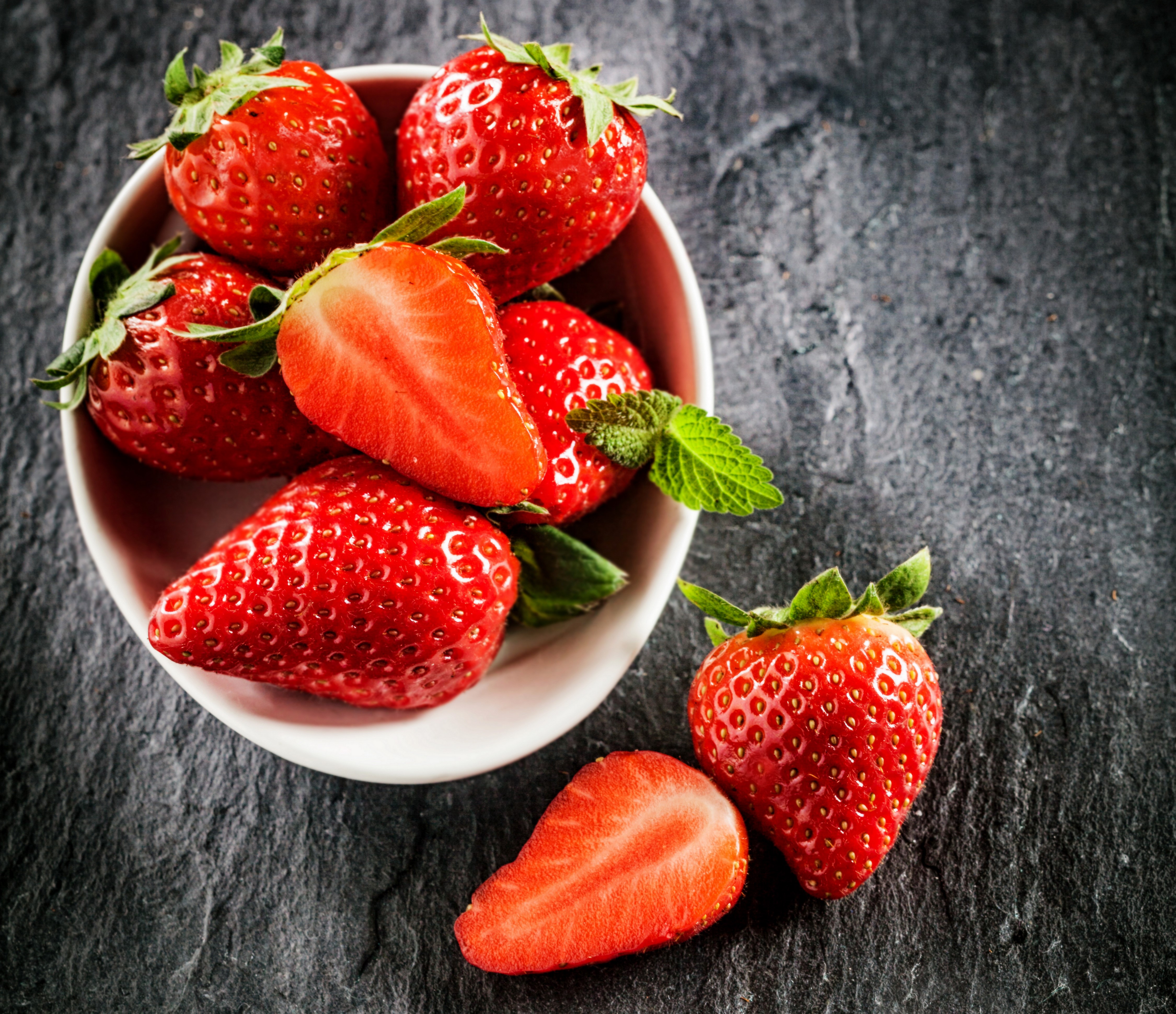 Strawberries in a bowl with mint leaves HD Wallpaper