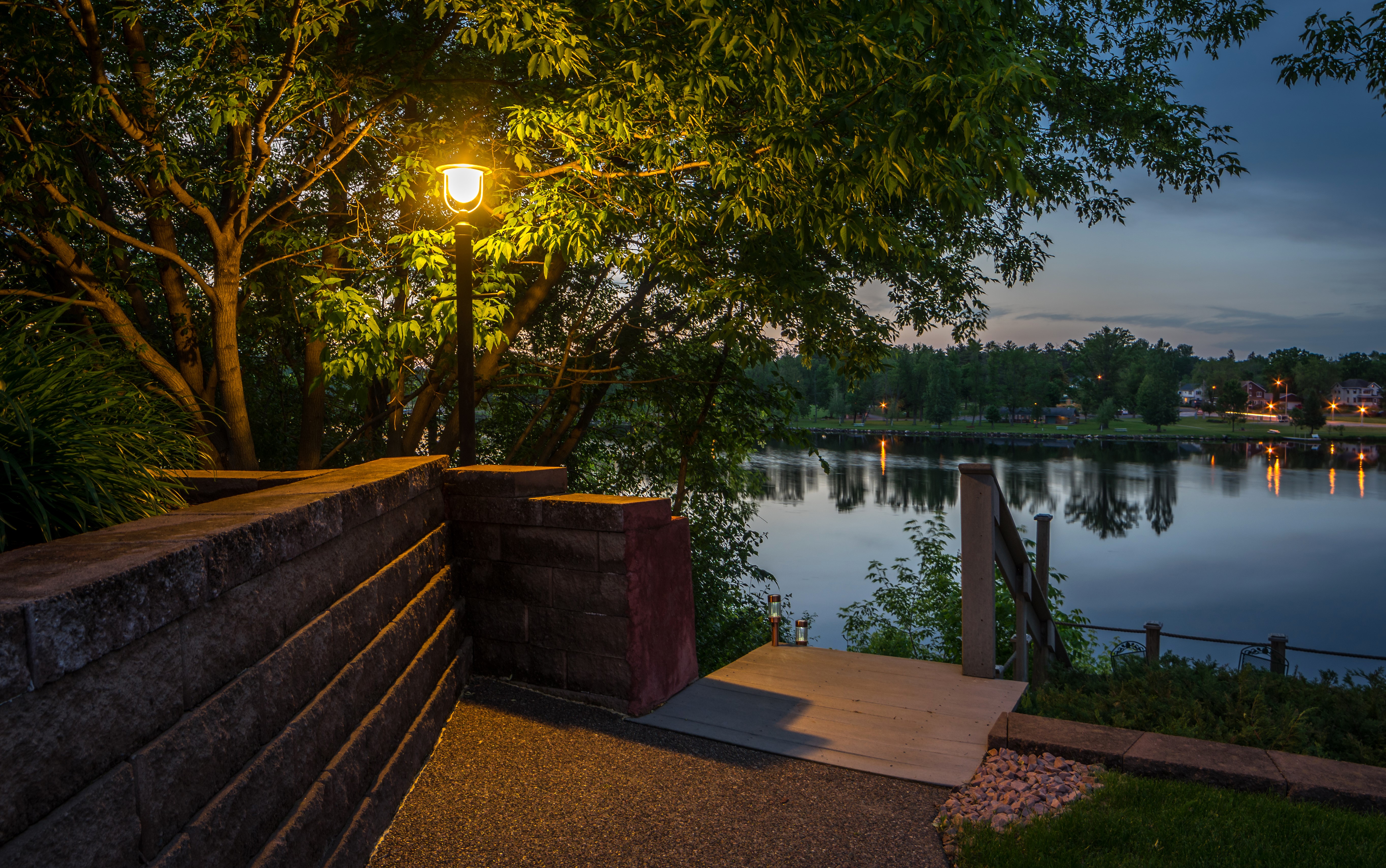 Street light by a lake at night in Ladysmith, Wisconsin HD Wallpaper