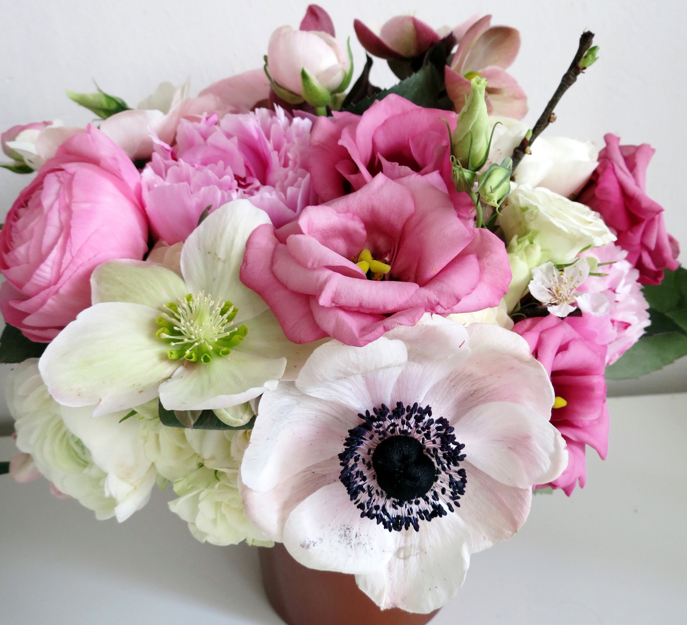 Pink and white flowers in a bouquet HD Wallpaper