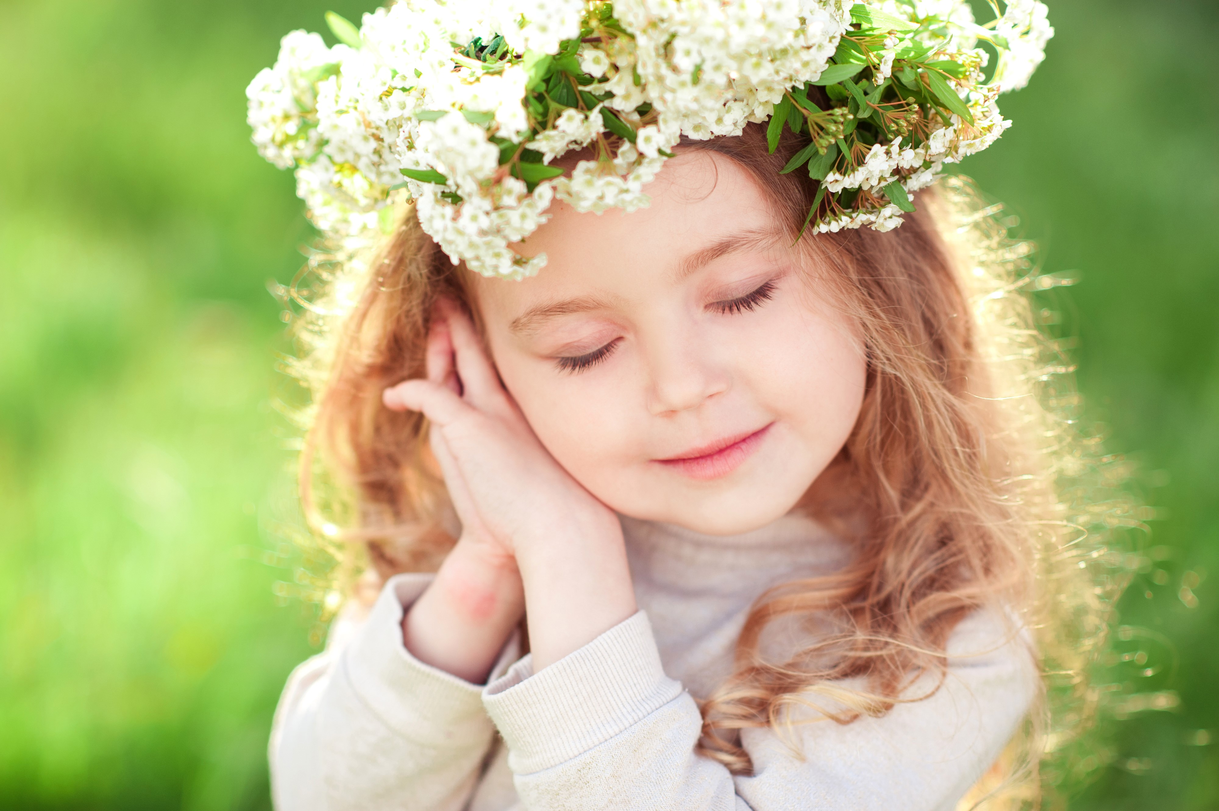 Little blonde girl with flower crown sleeping HD Wallpaper