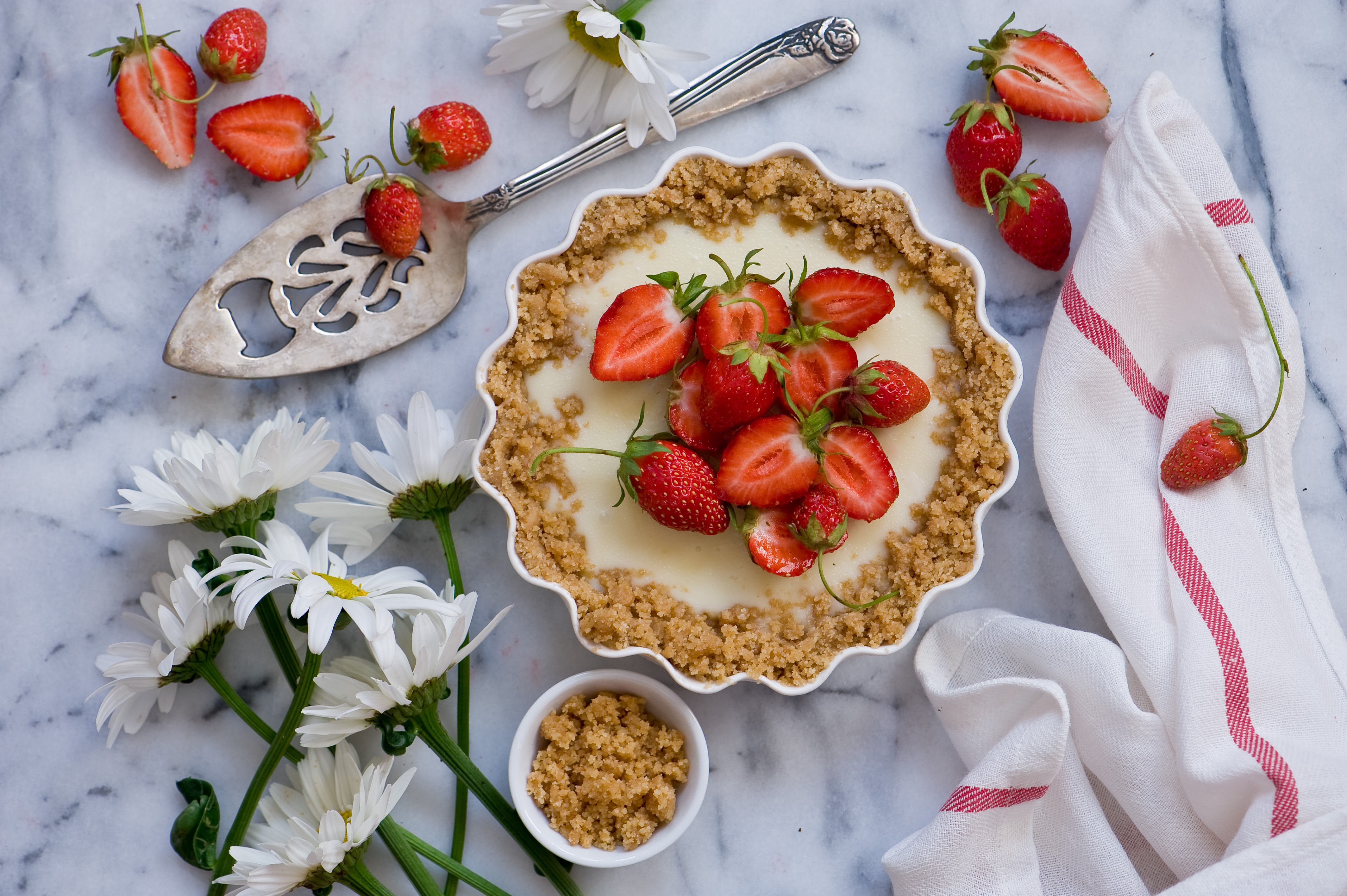 Strawberry pie with chamomile flowers HD Wallpaper