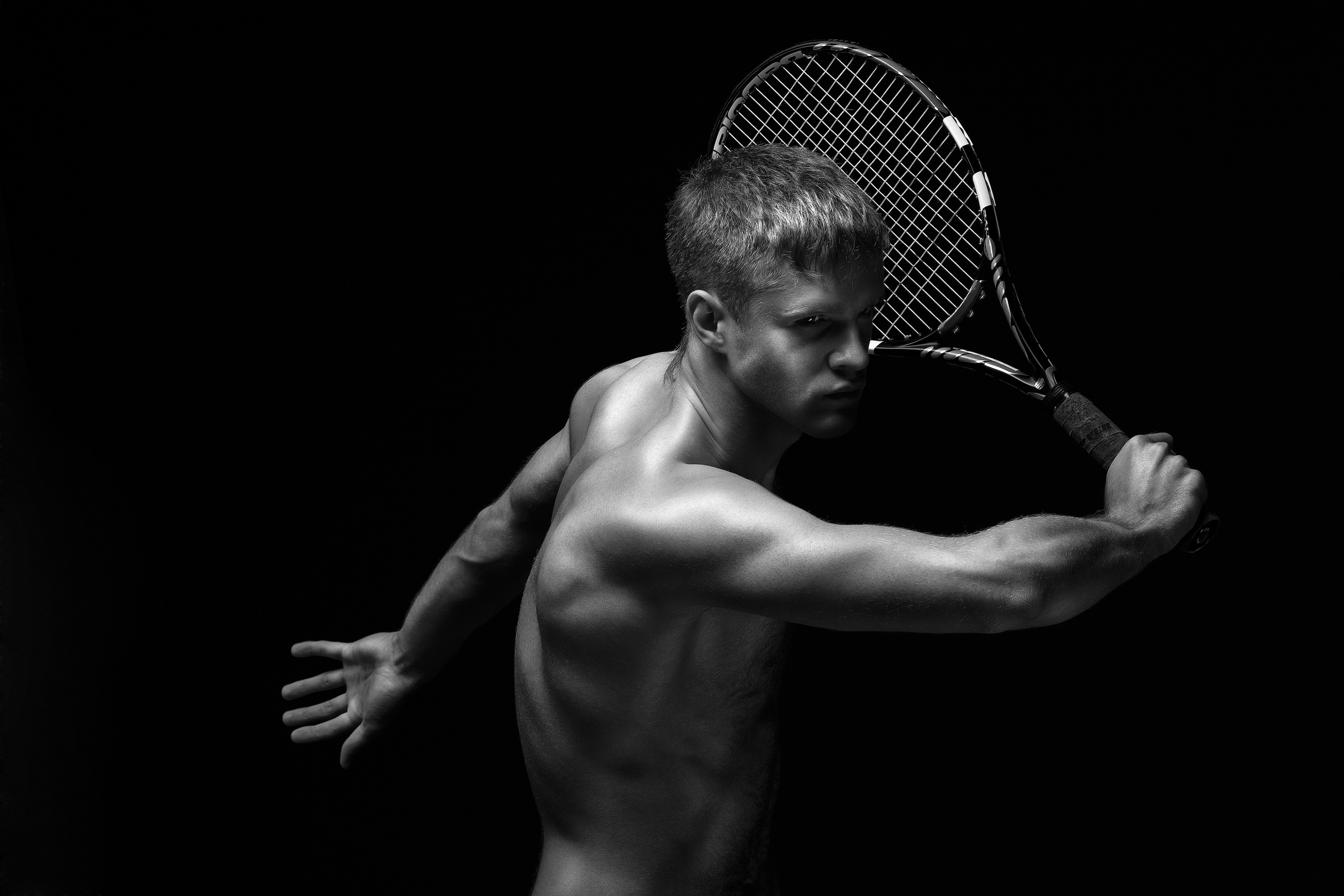 Man holding a tennis racket HD Wallpaper